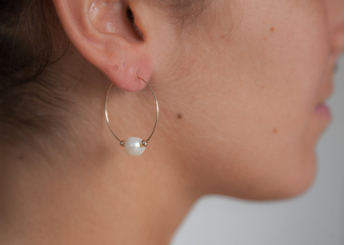 Boucles d'oreilles créoles perle d'eau douce plaqué or