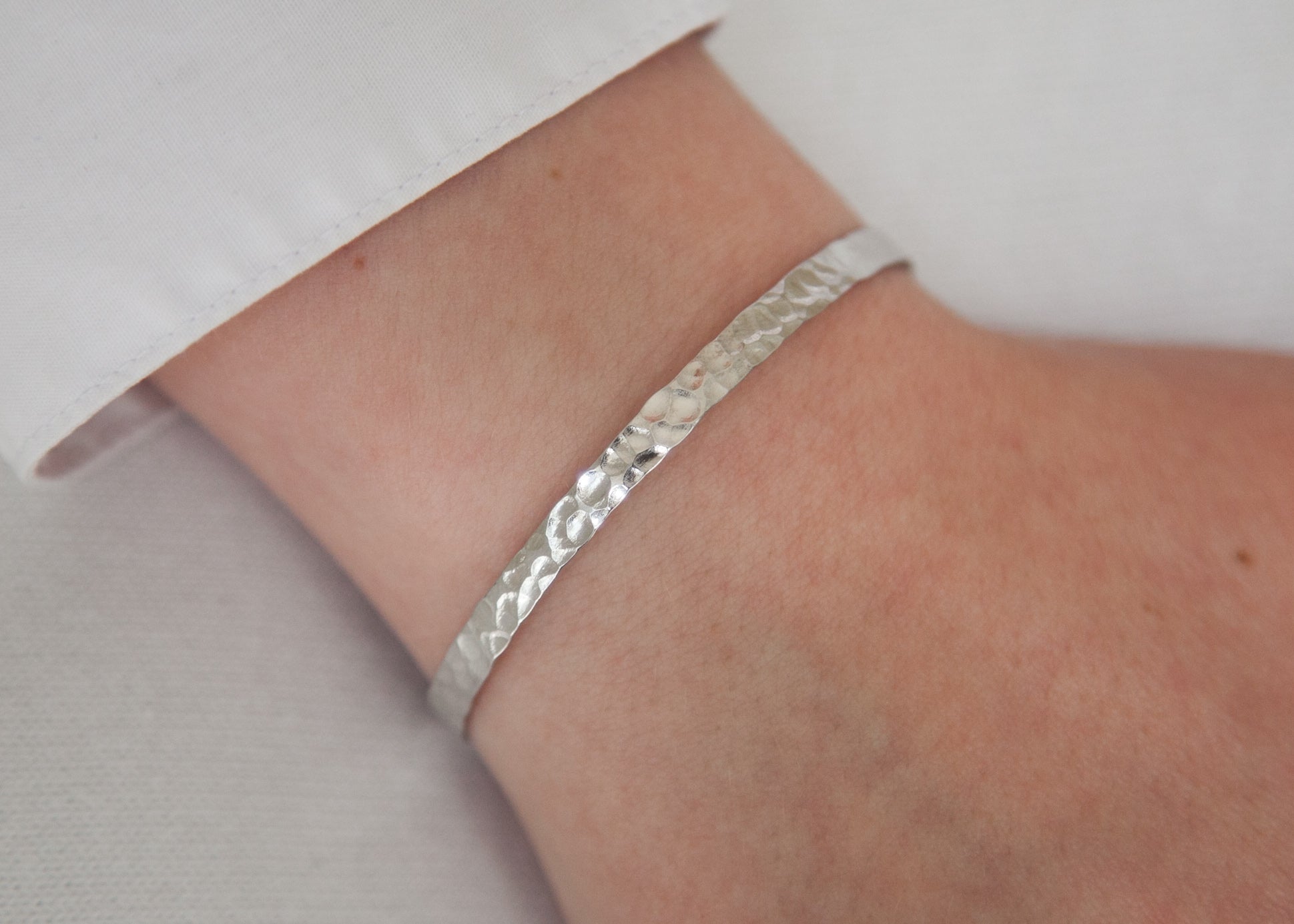 Bracelet jonc martelé en argent