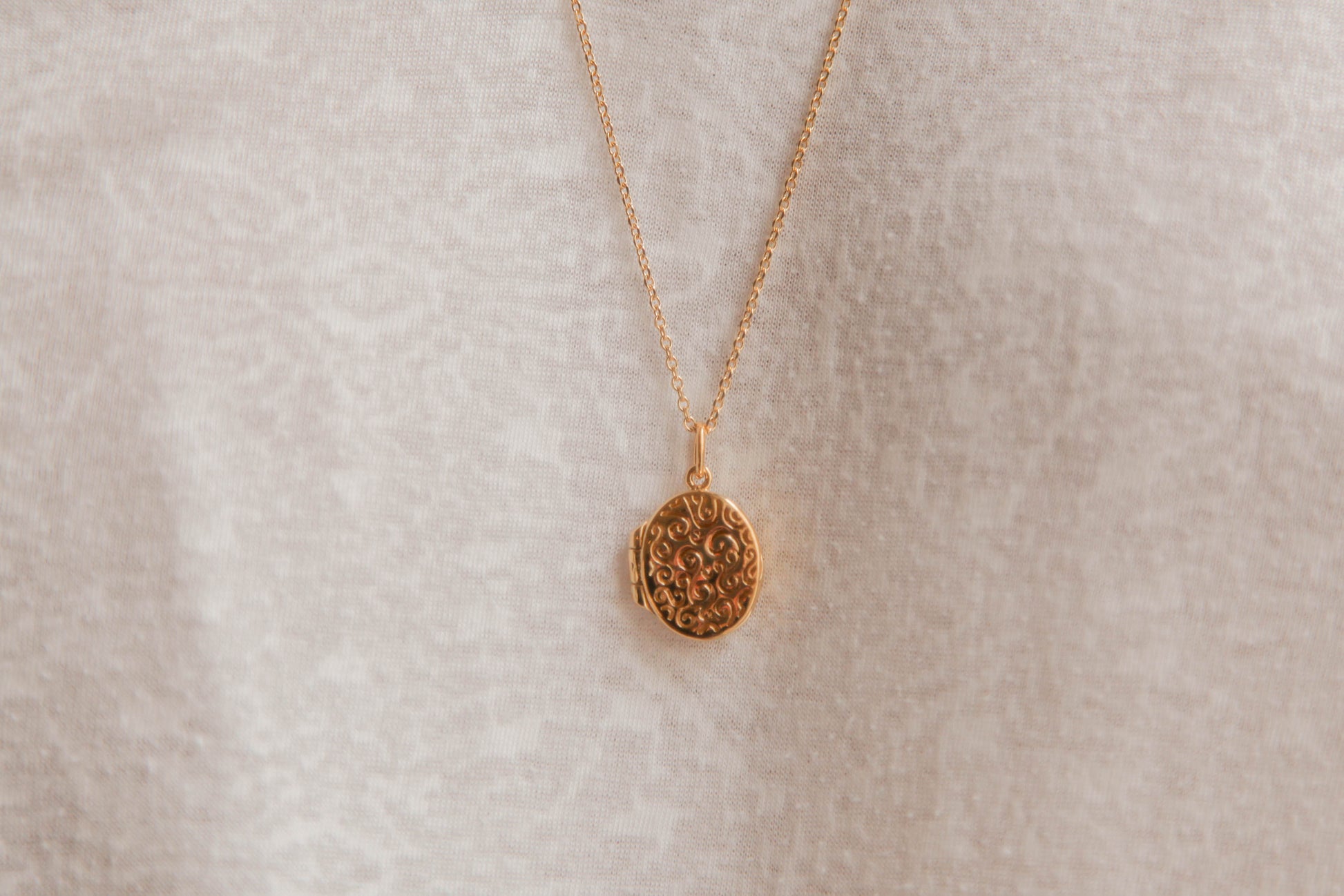 Collier pendentif porte-photo gravé plaqué or