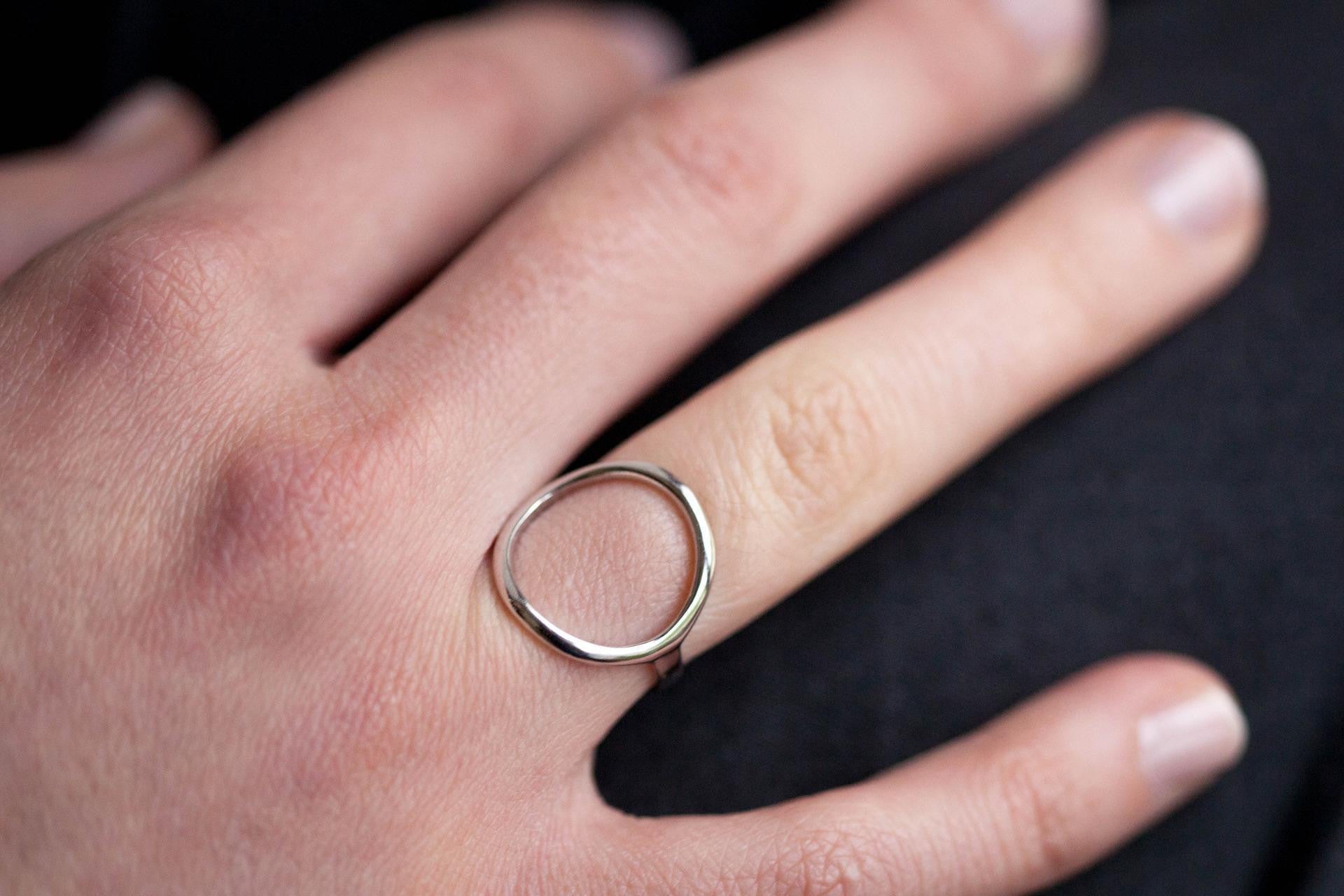 Bague un rond en argent véritable