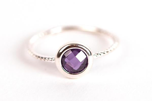 Bague en argent avec pierre violette