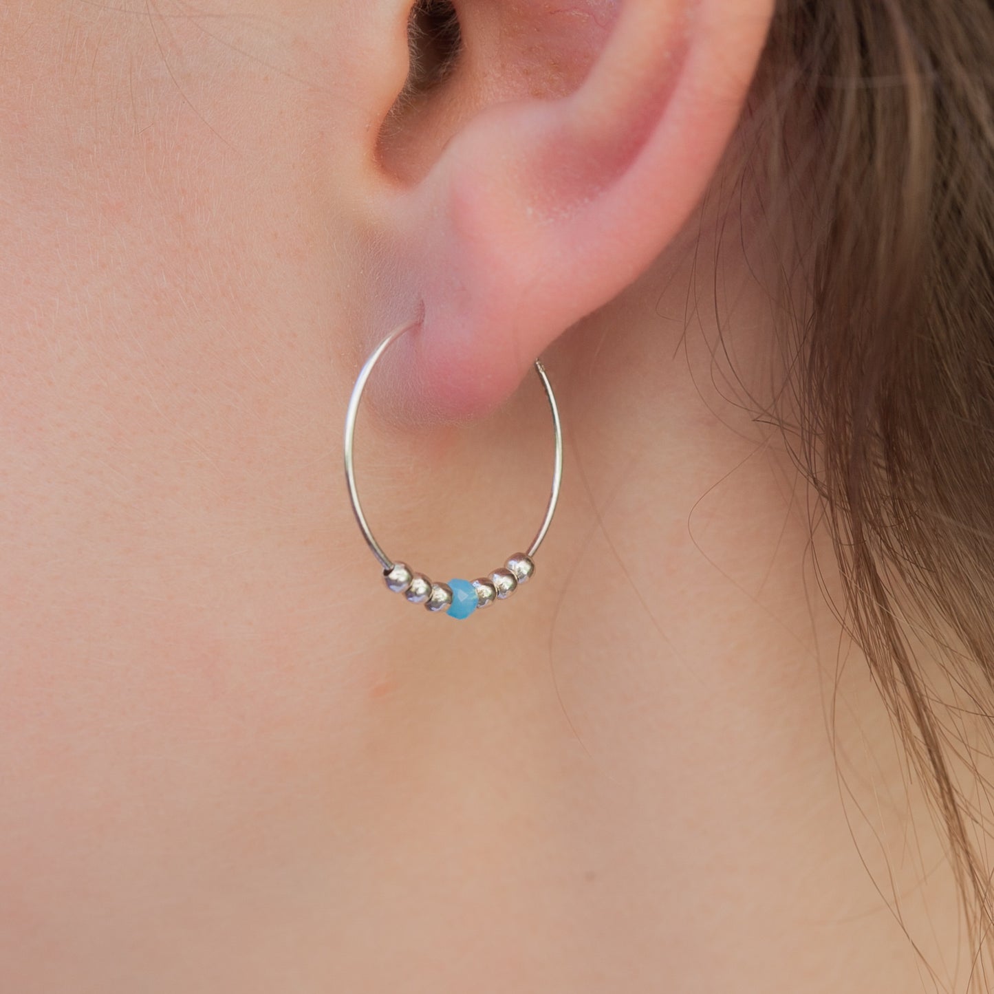 Boucles d'oreilles créoles avec petite pierre en argent