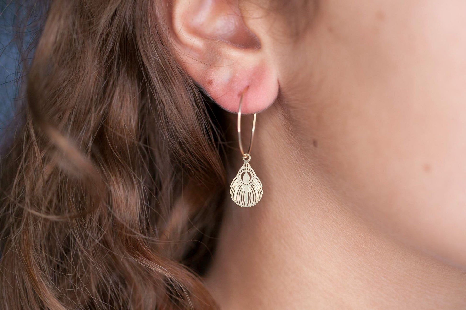 Boucles d'oreilles créoles plume plaqué or