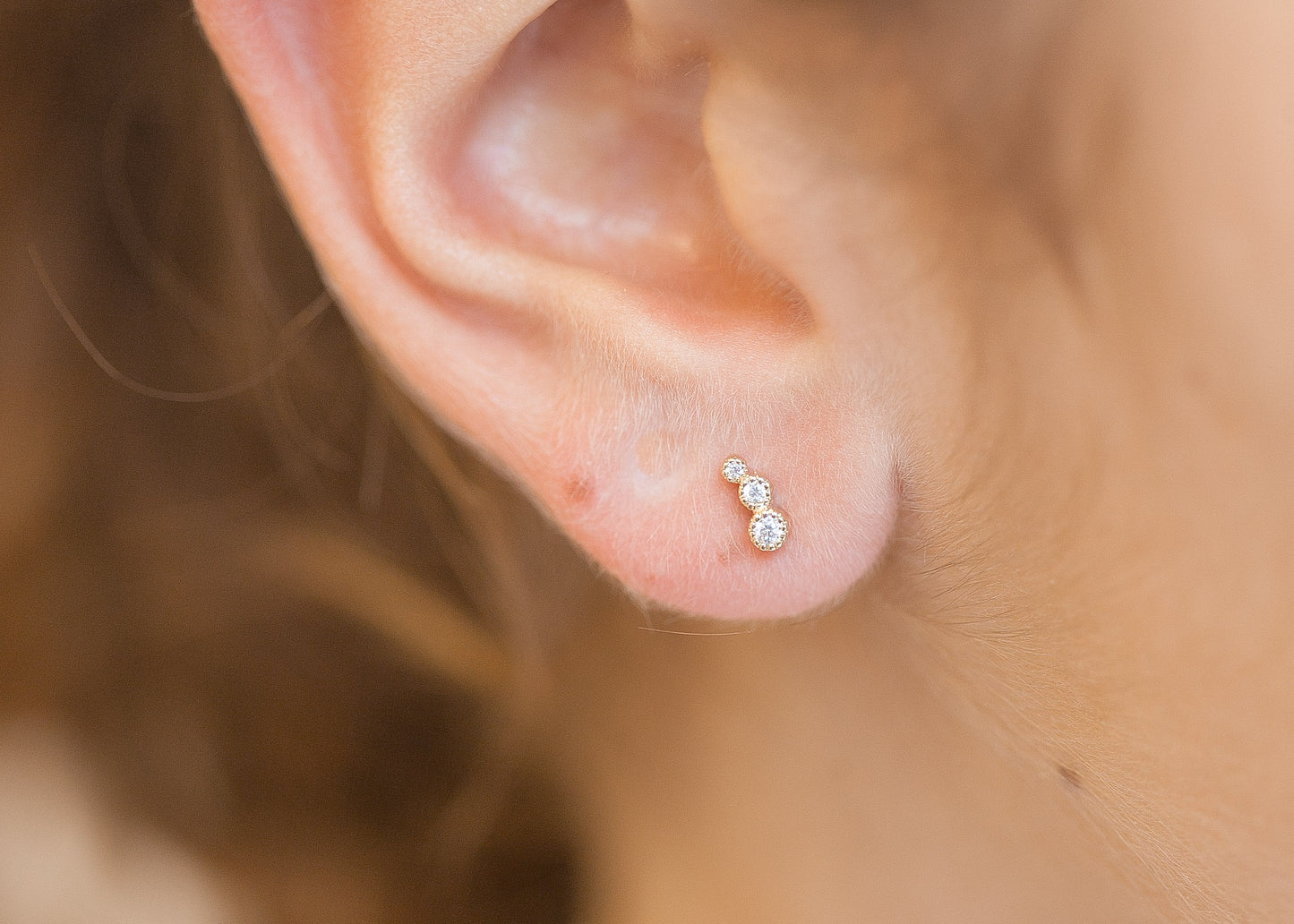 Boucles d'oreilles 3 petits zircons plaqué or