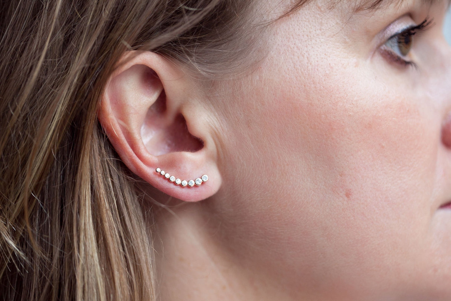 Boucles d'oreilles montantes serties de zircons plaqué or rose