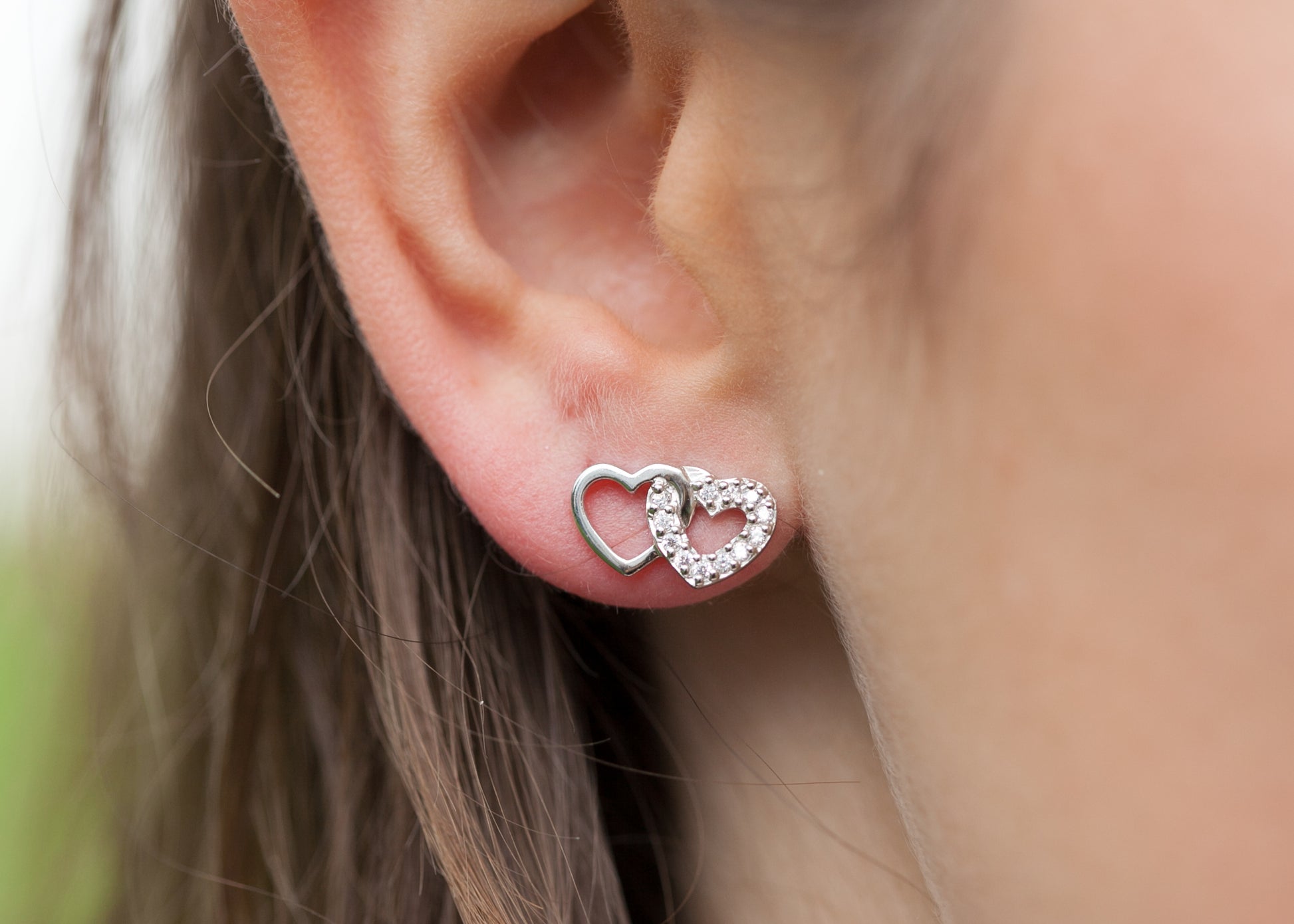 Boucles d'oreilles puces 2 coeurs entrelacés serties de zircons en argent