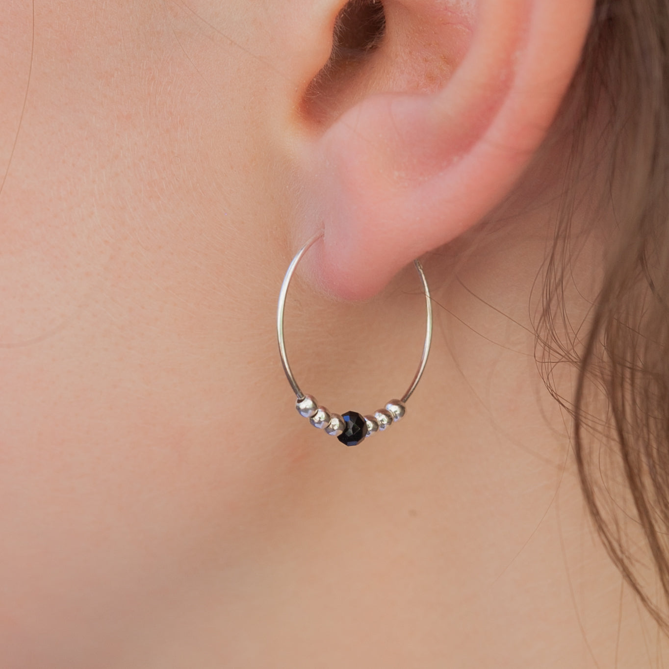 Boucles d'oreilles créoles avec petite pierre en argent