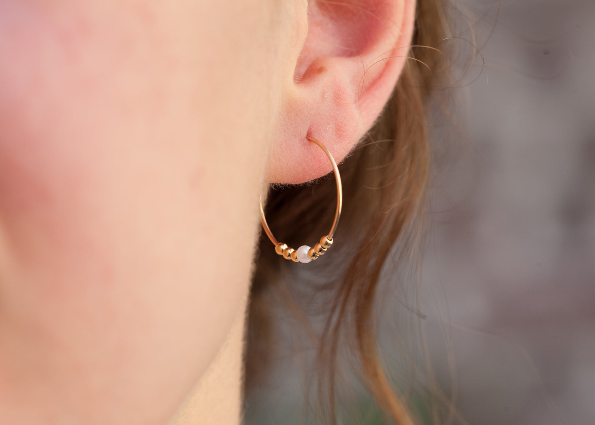 Boucles d'oreilles petites créoles avec pierre colorée plaqué or