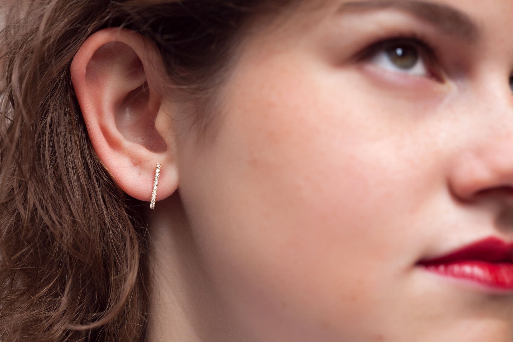 Boucles d'oreilles barre avec zircons plaqué or