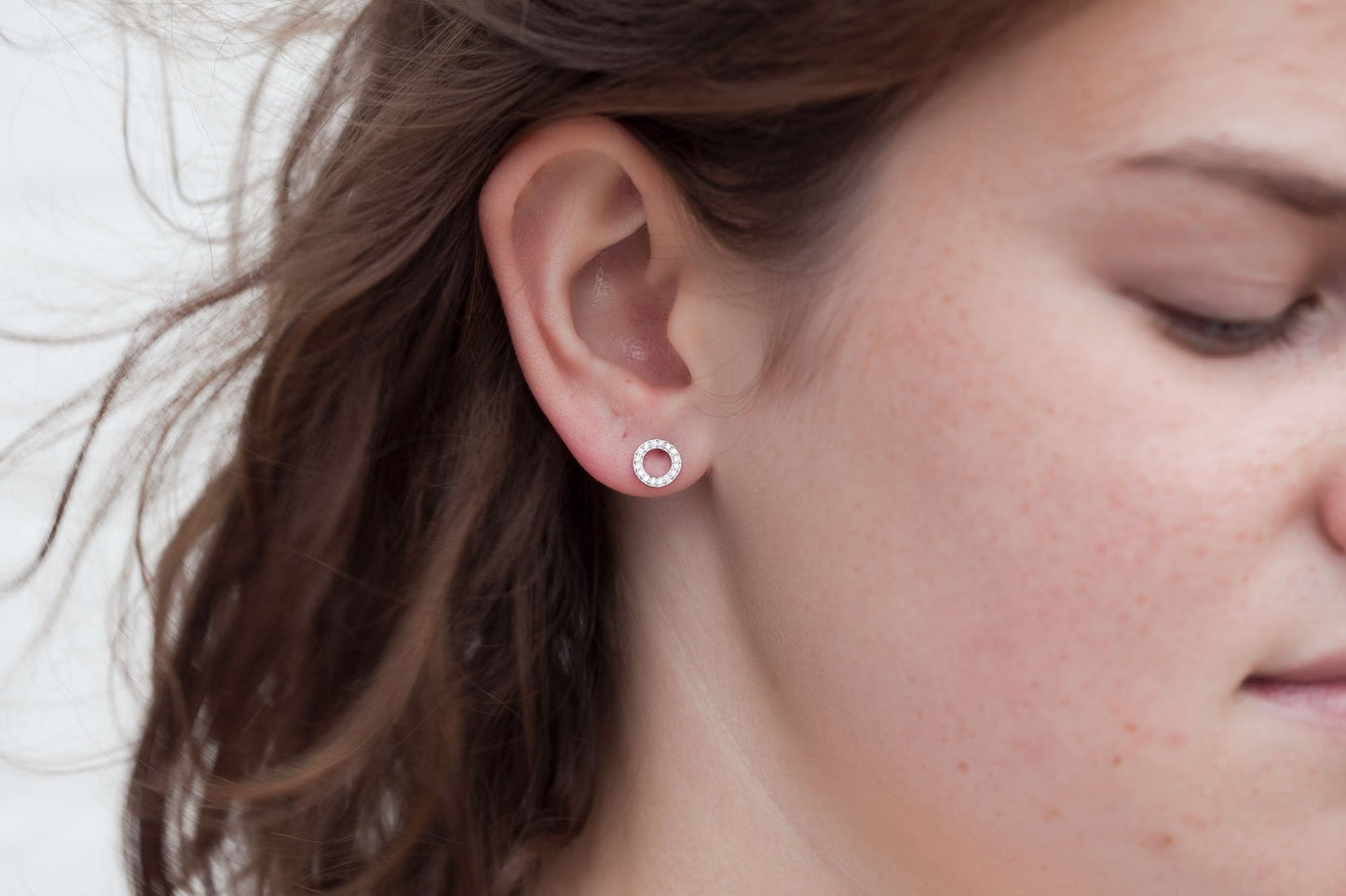 Boucles d'oreilles petit rond serti de zircons en argent