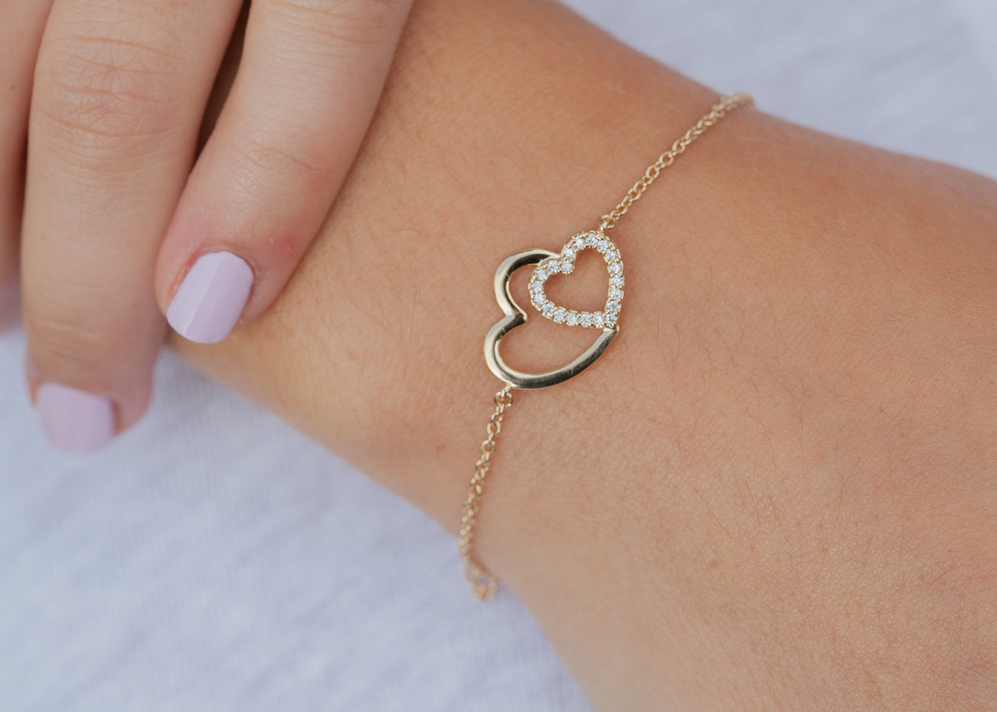 Bracelet coeurs entrelacés serti de zircons plaqué or