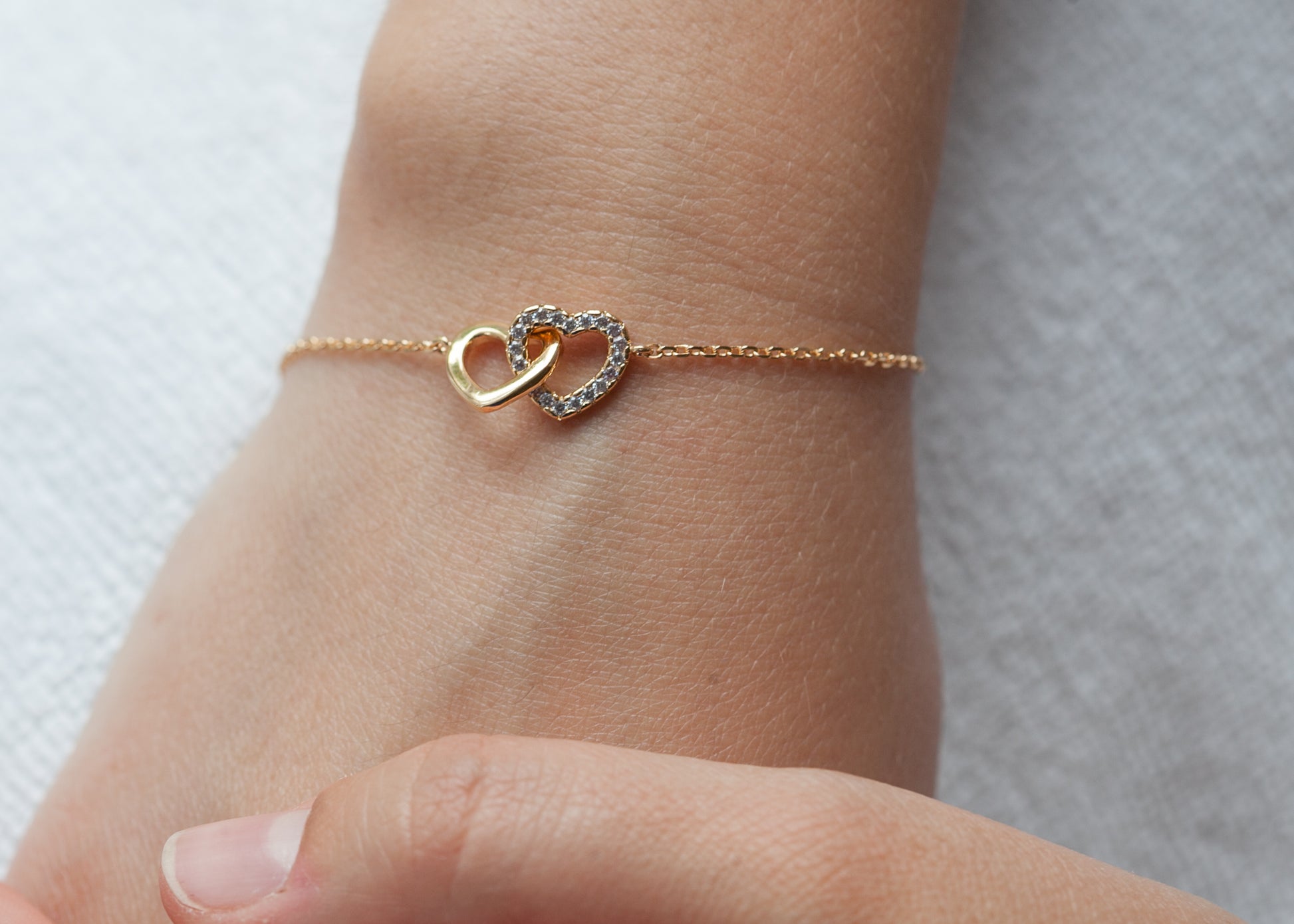Bracelet coeurs entrelacés sertis de zircons plaqué or