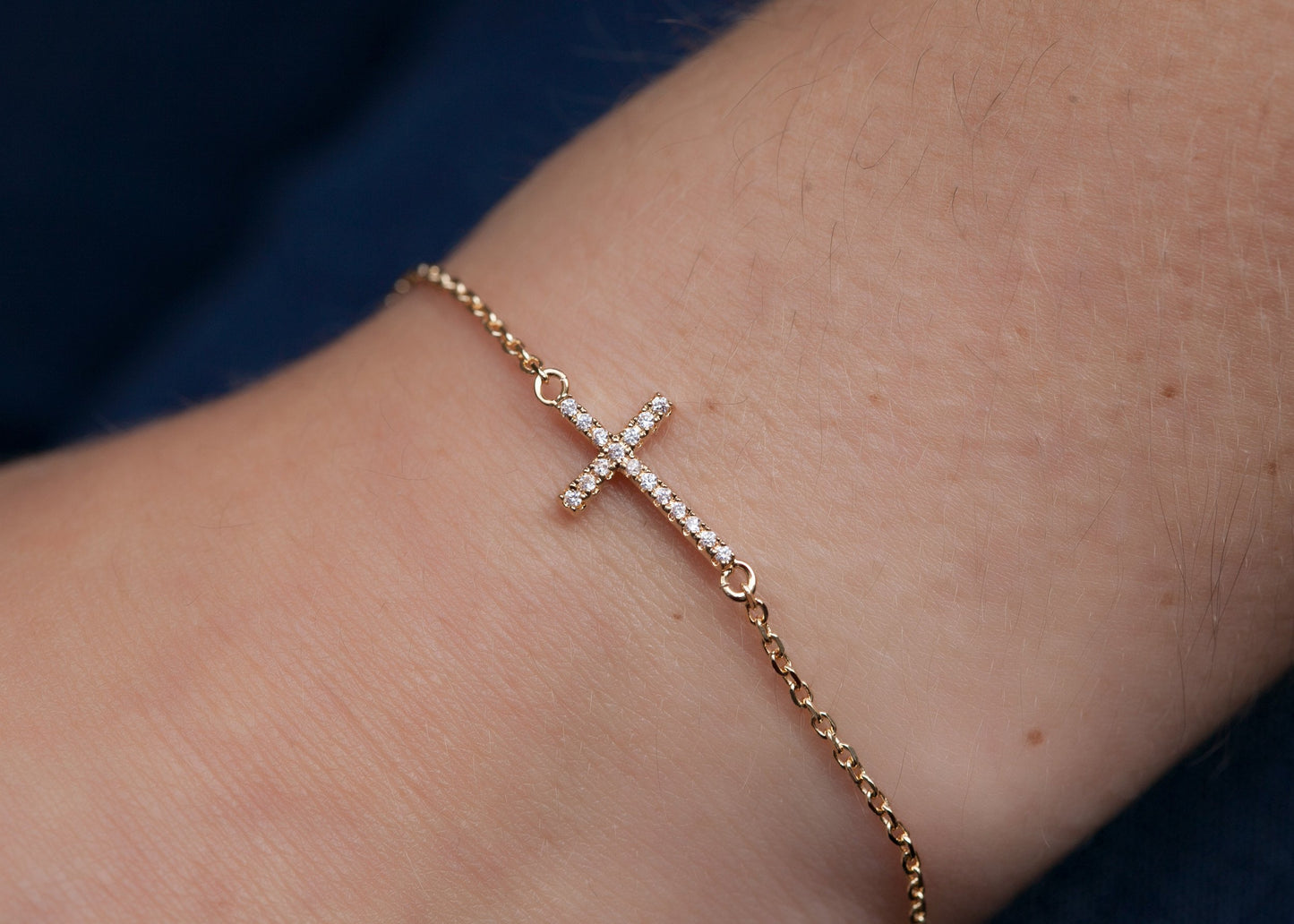 Bracelet croix avec zircons plaqué or