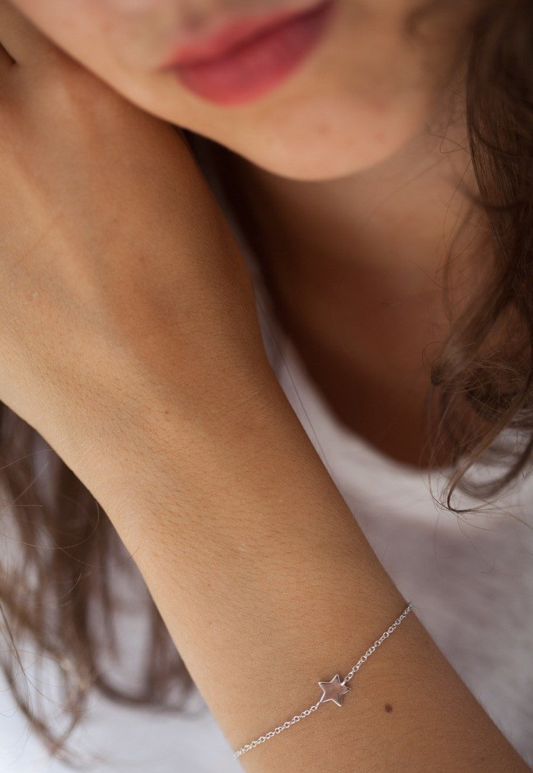 Bracelet une étoile en argent massif