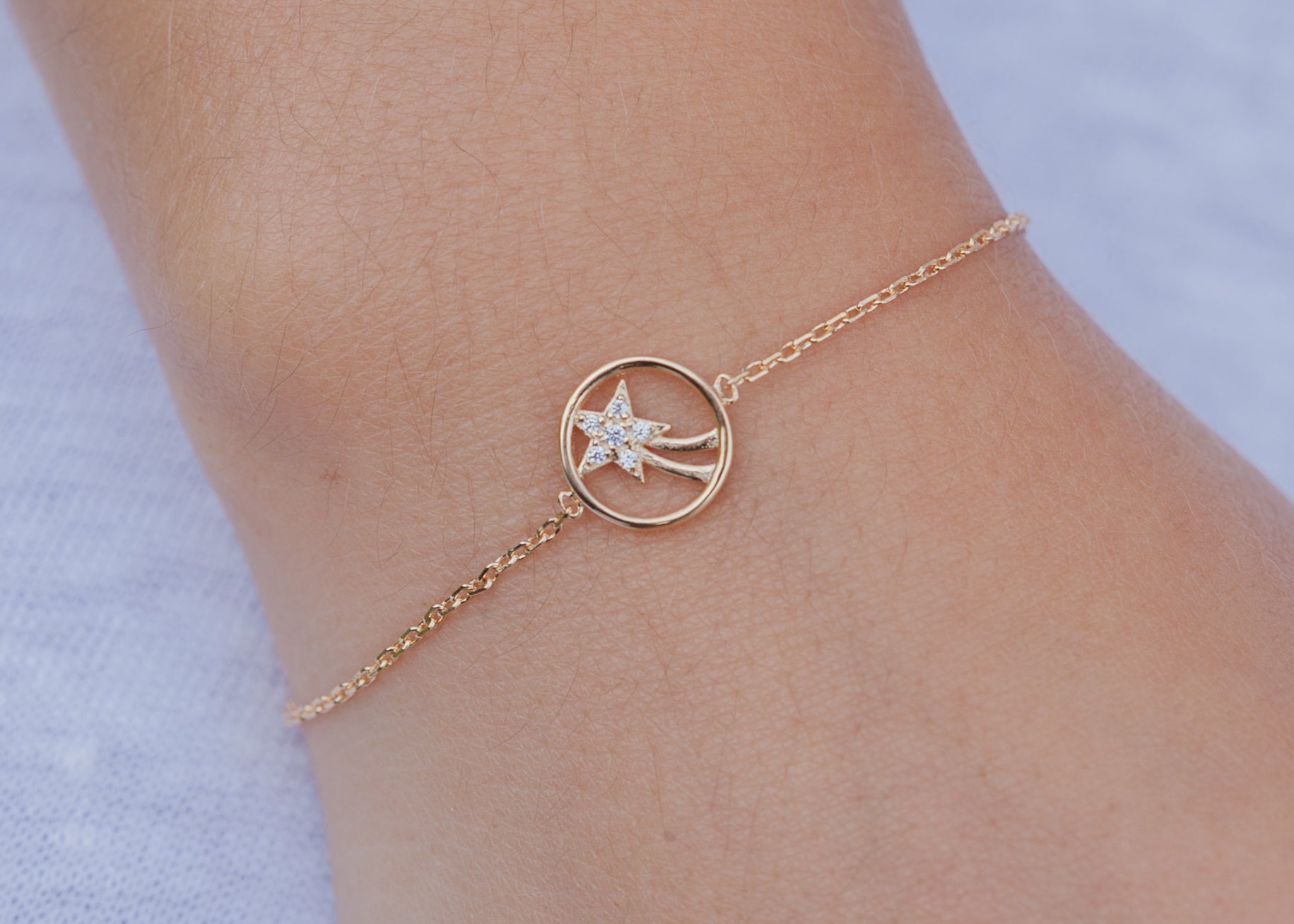 Bracelet étoile filante sertie de zircons plaqué or