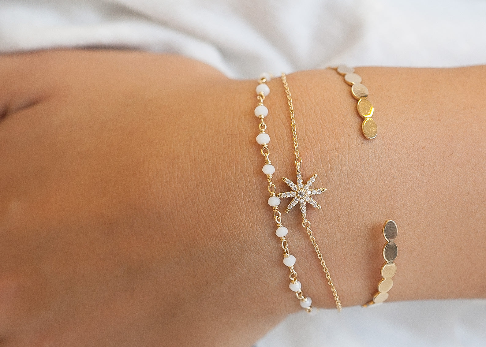 Bracelet étoile sertie de zircons plaqué or