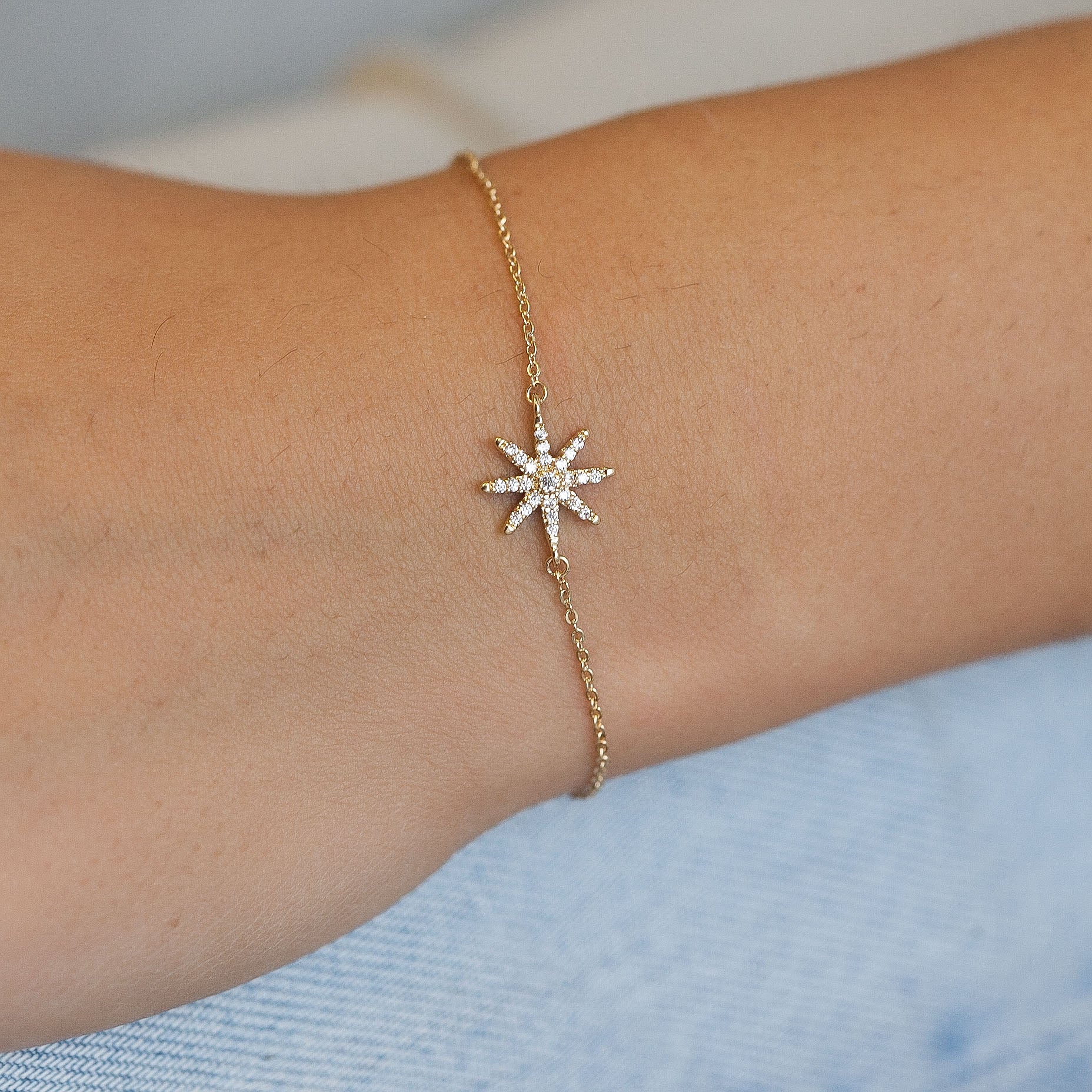 Bracelet étoile sertie de zircons plaqué or