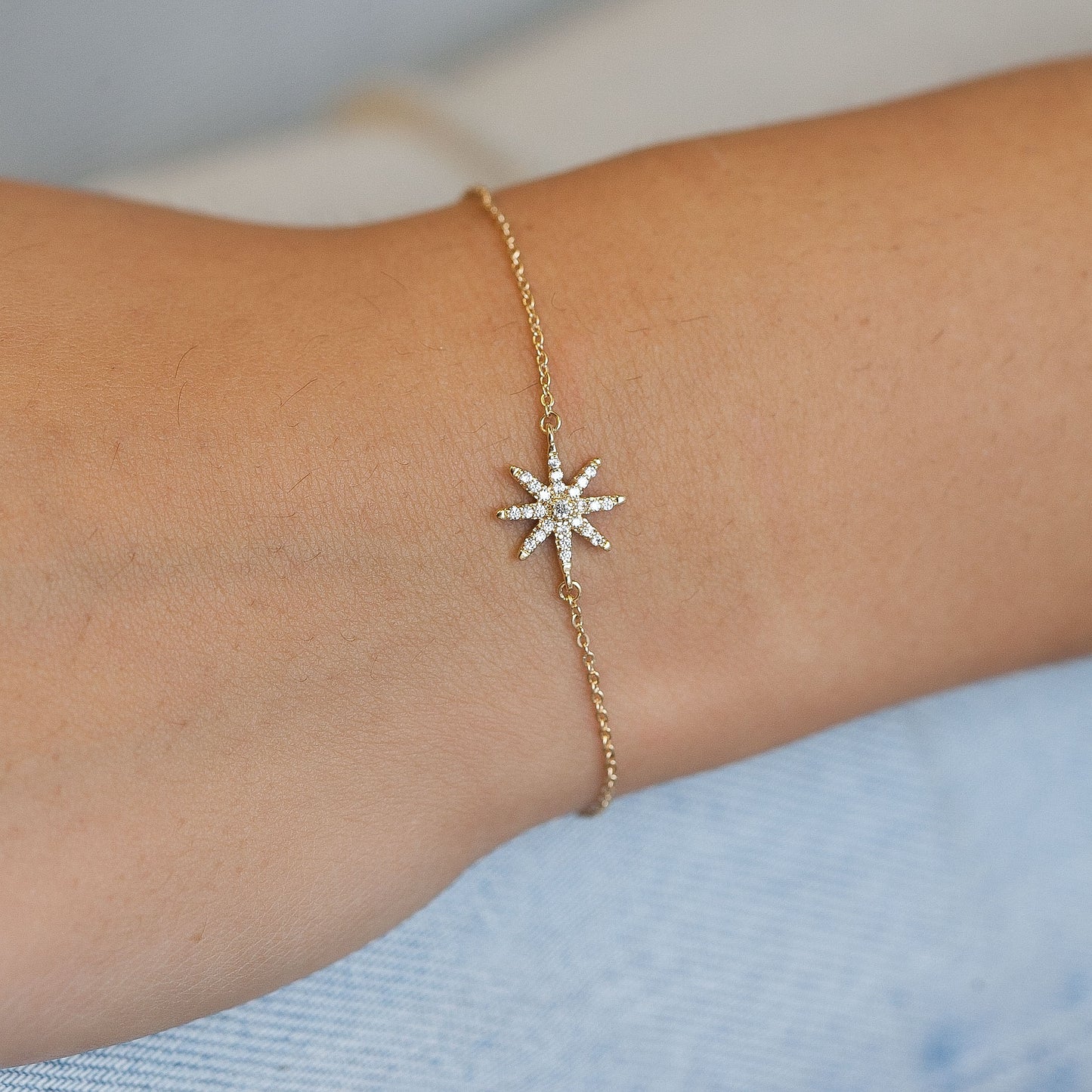 Bracelet étoile sertie de zircons plaqué or