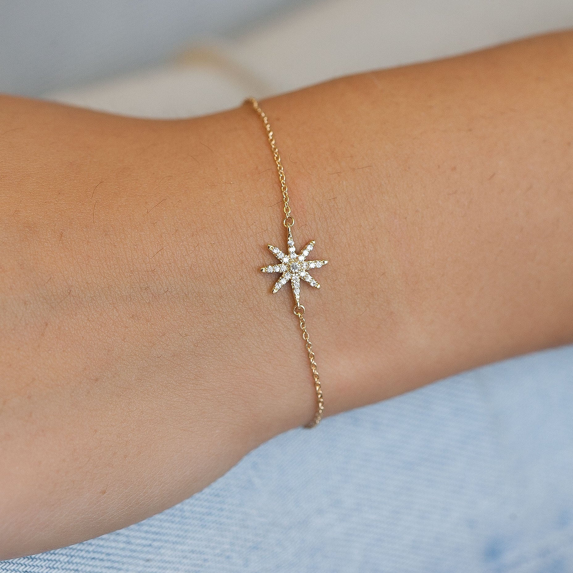 Bracelet étoile sertie de zircons plaqué or