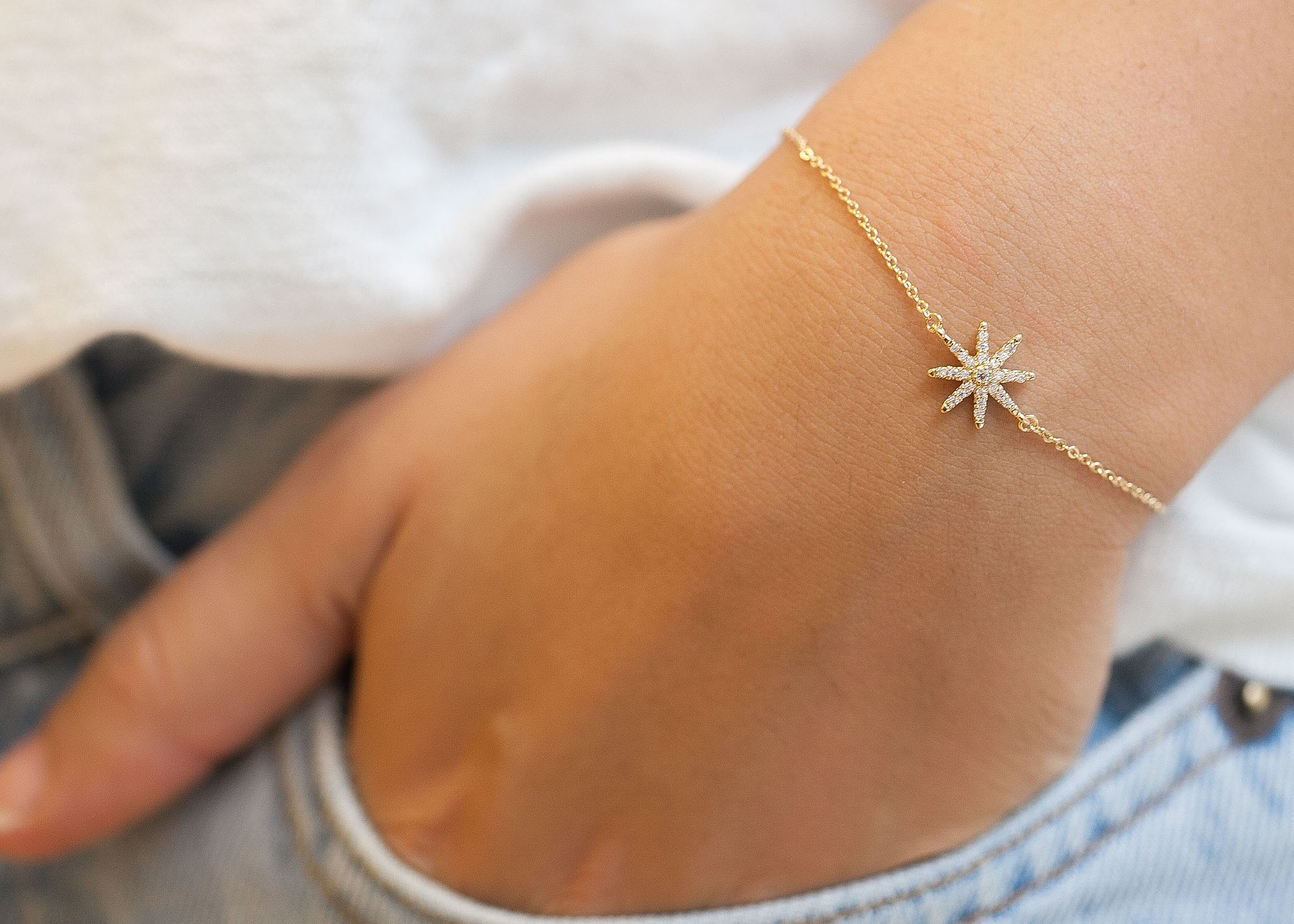Bracelet étoile sertie de zircons plaqué or