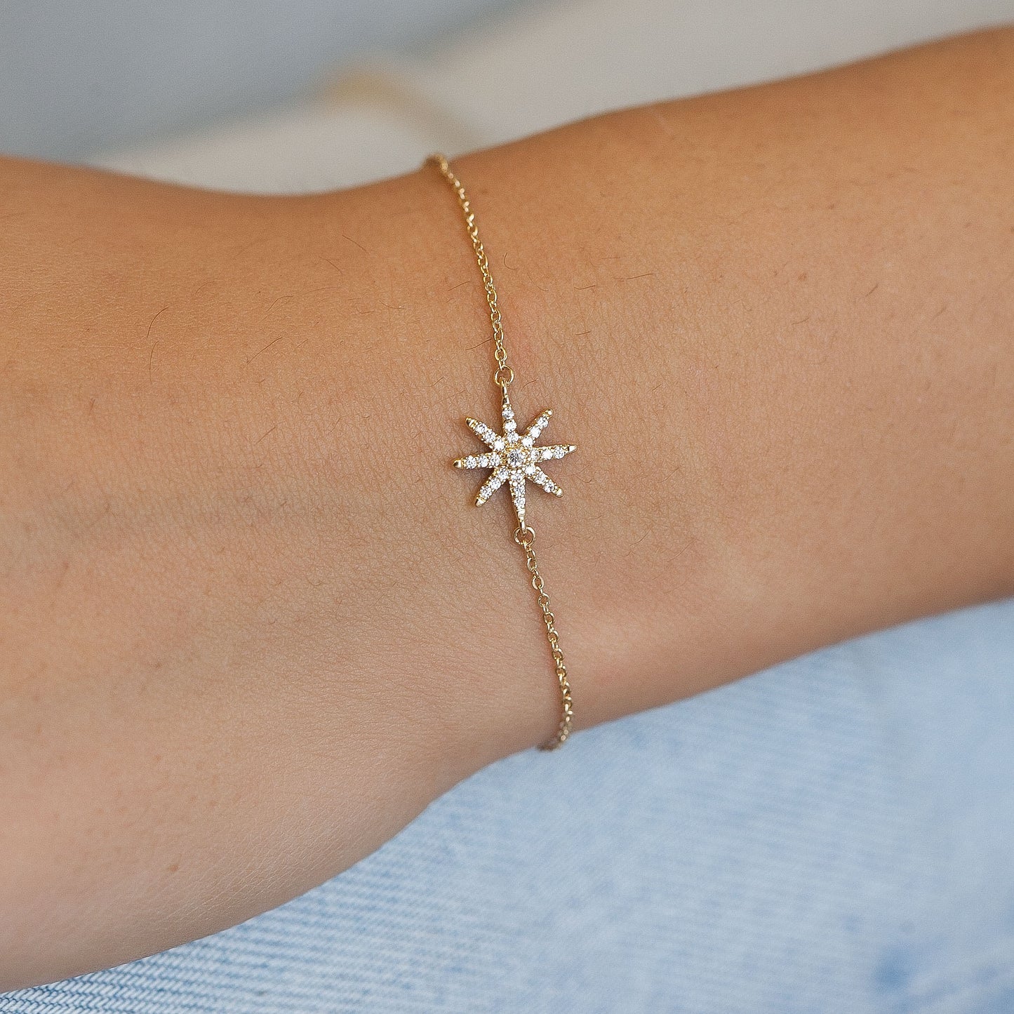 Bracelet étoile sertie de zircons plaqué or