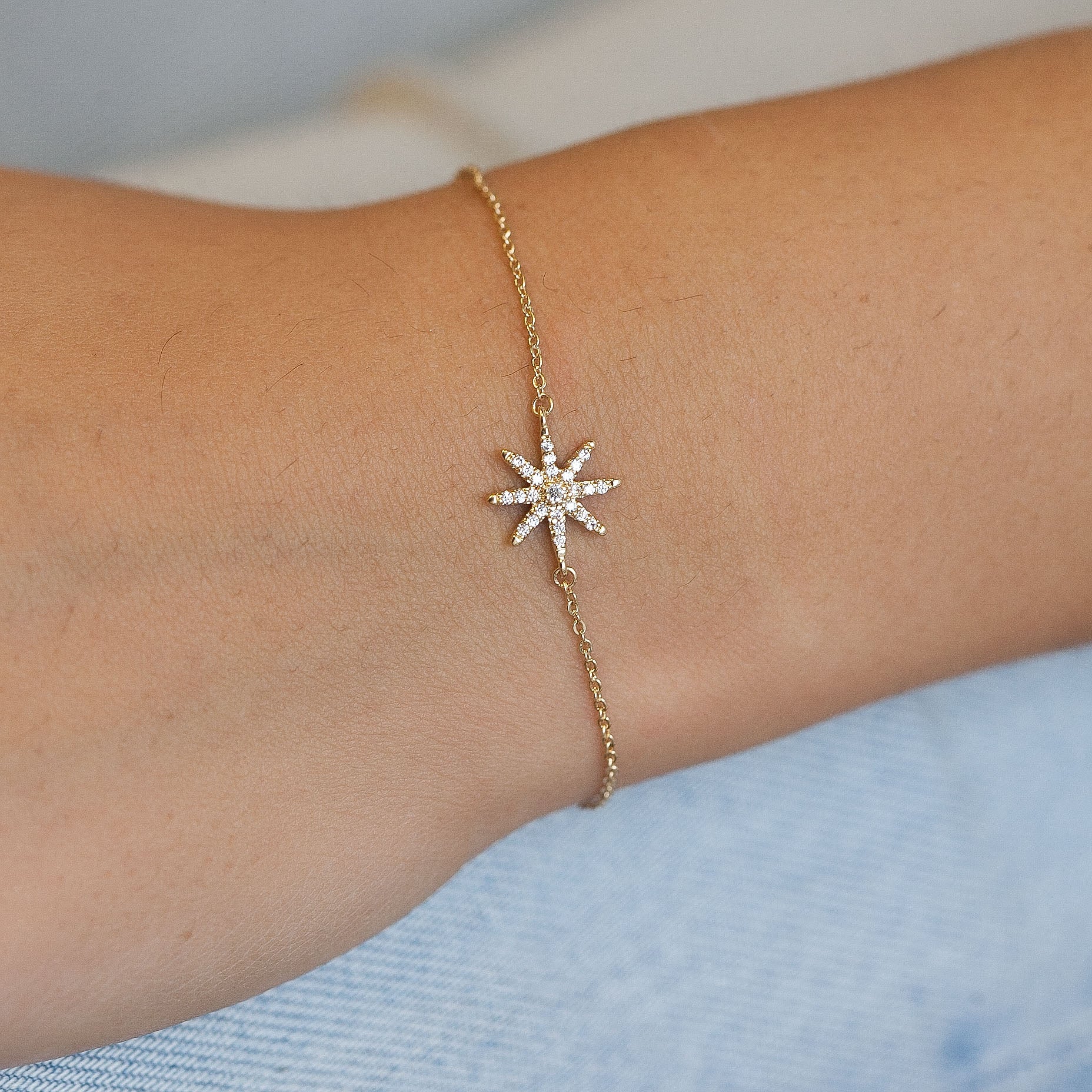 Bracelet étoile sertie de zircons plaqué or