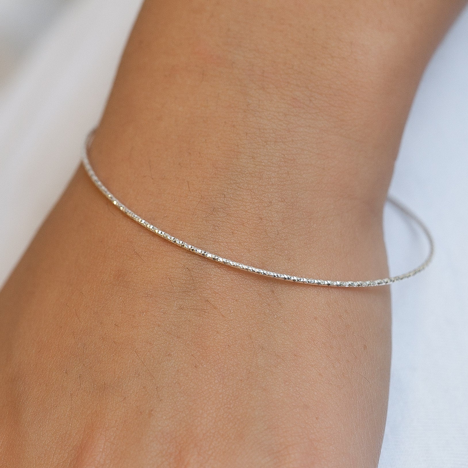 3 Bracelets joncs fins et facettés en argent