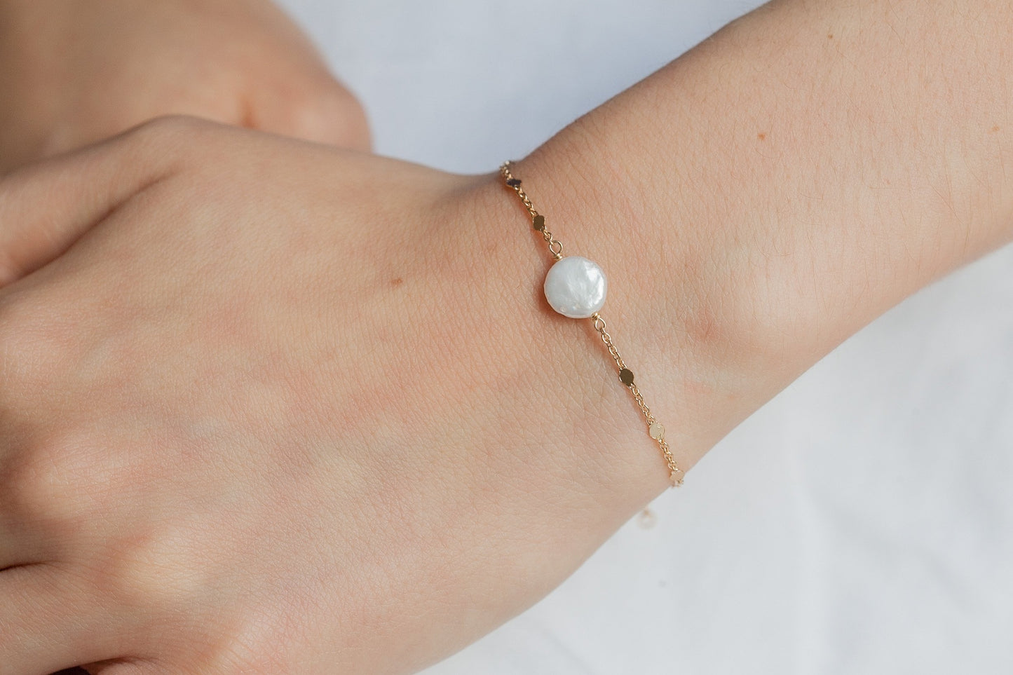 Bracelet perle blanche et petites pastilles plaqué or