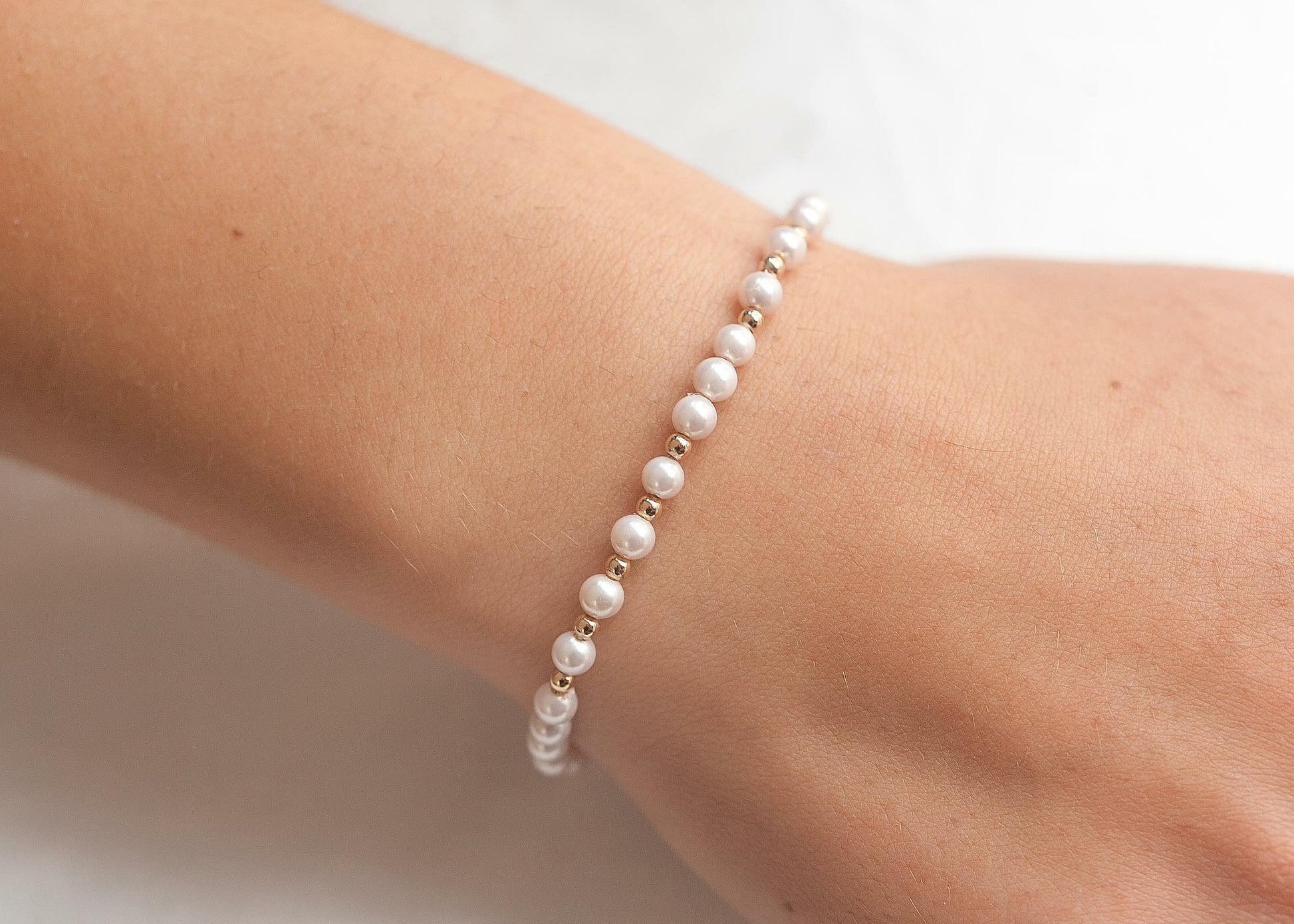 Bracelet perles blanches plaqué or