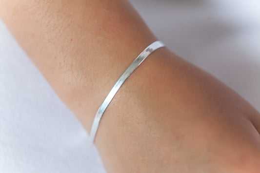 https://www.eliseetmoi.com/cdn/shop/products/bracelet-plat-argent.jpg?v=1589395514&width=533