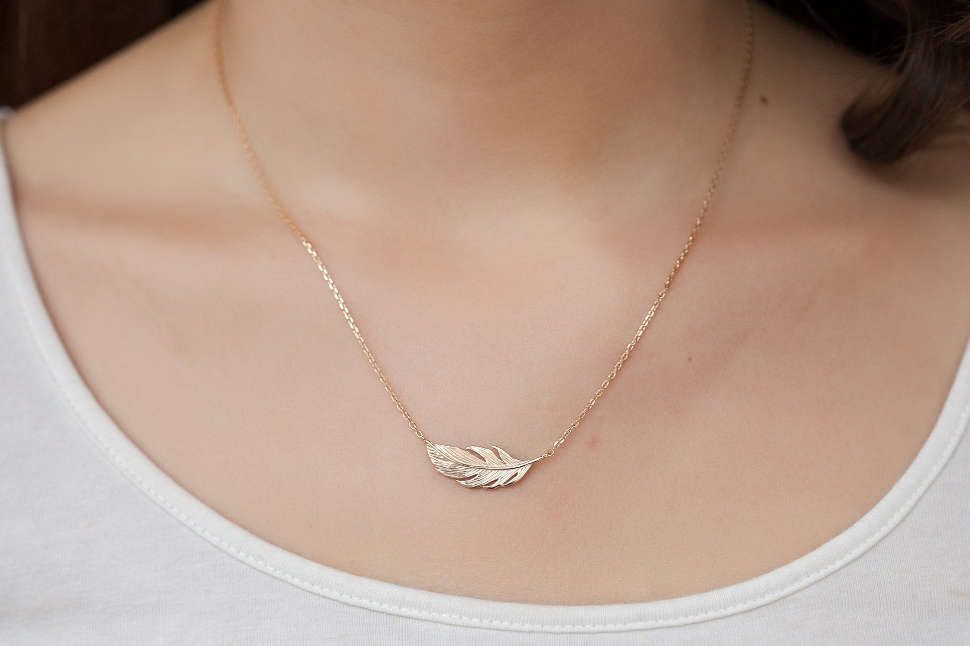 Collier avec plume d'oiseau plaqué or