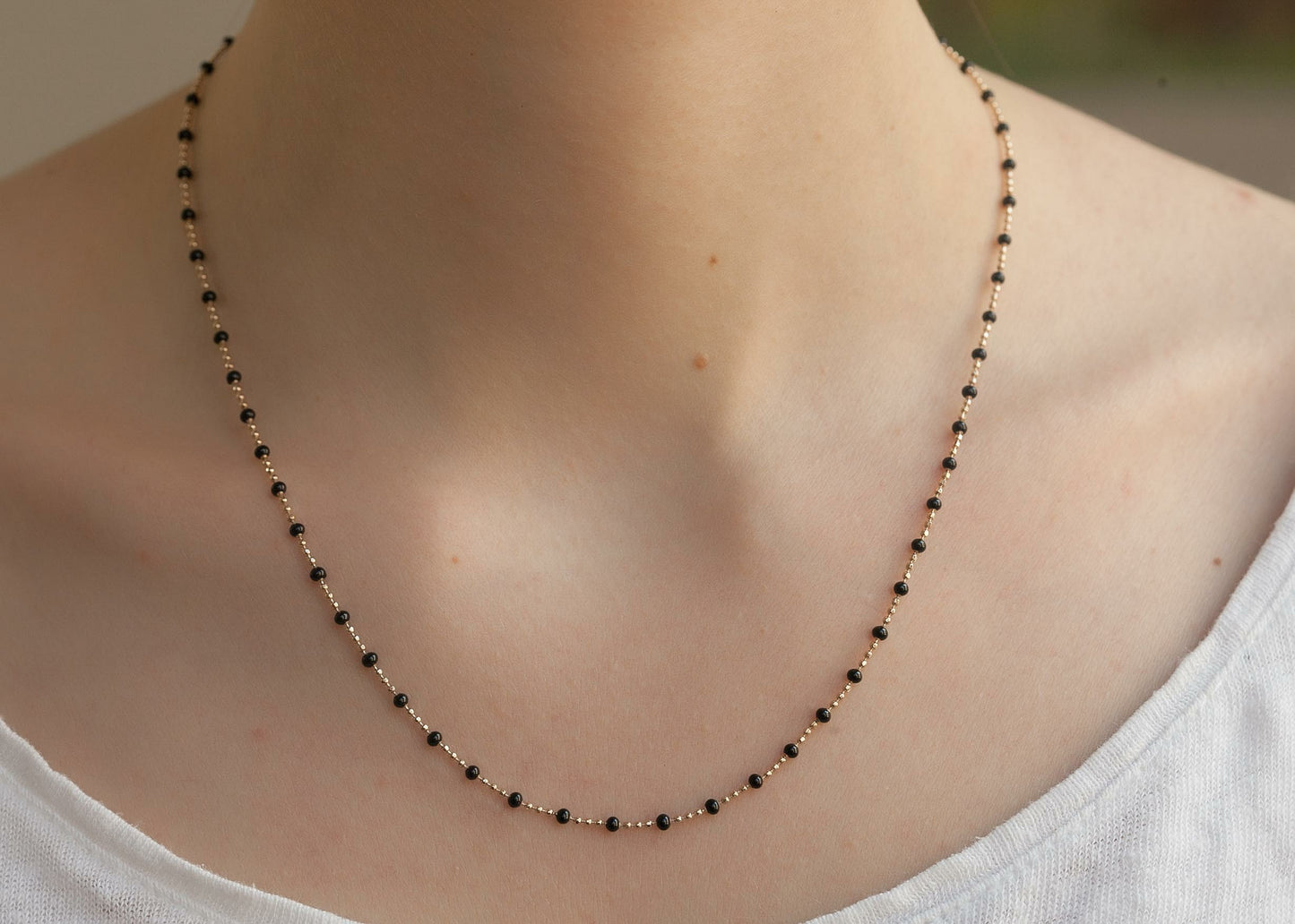 Collier chaîne et mini perles noires plaqué or
