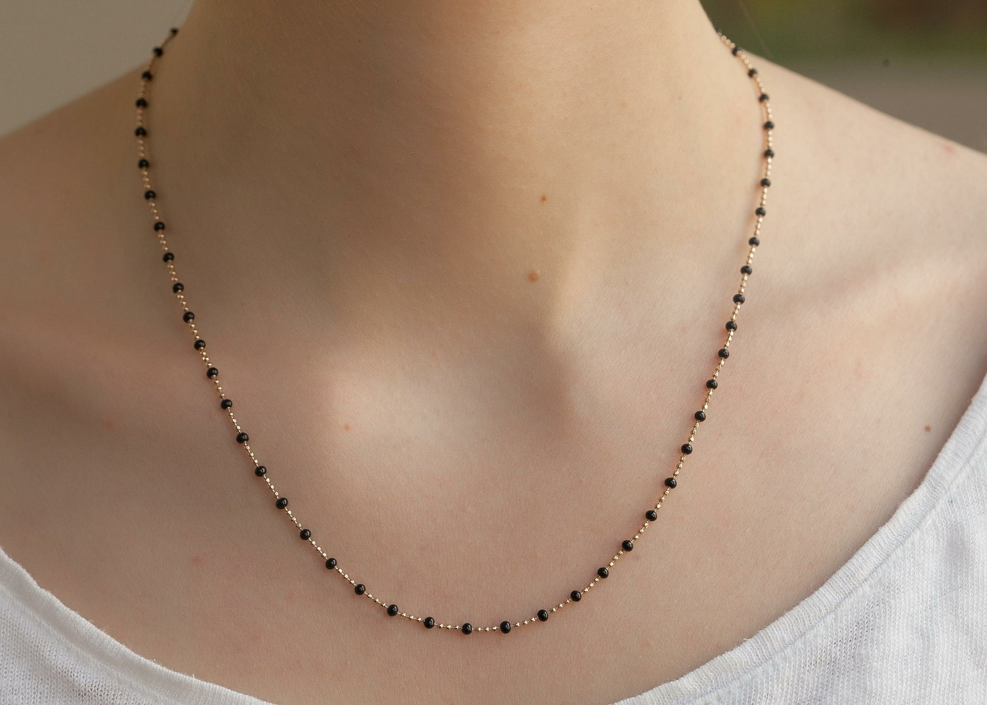 Collier chaîne et mini perles noires plaqué or