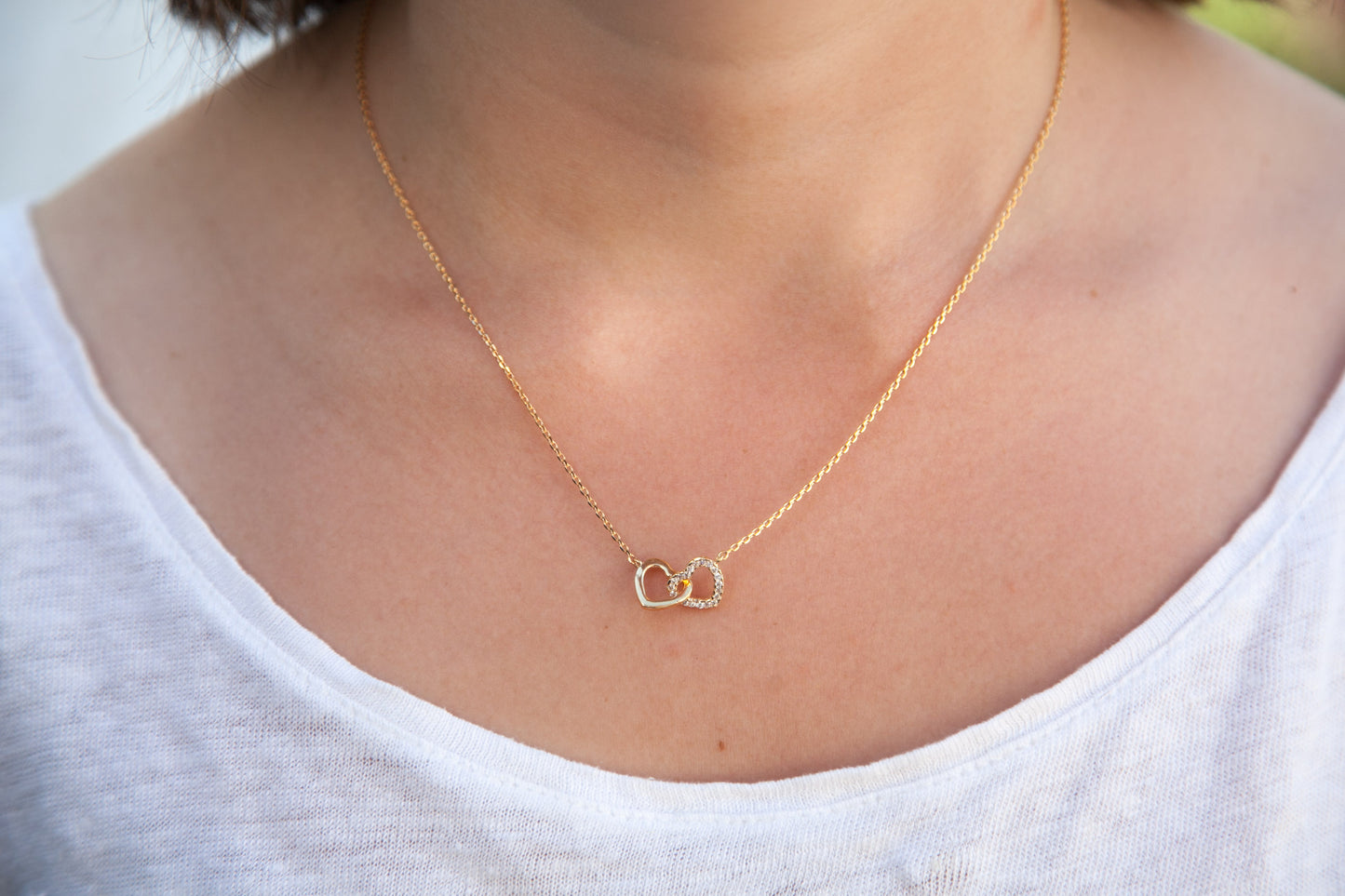 Collier coeurs entrelacés serti de zircons plaqué or