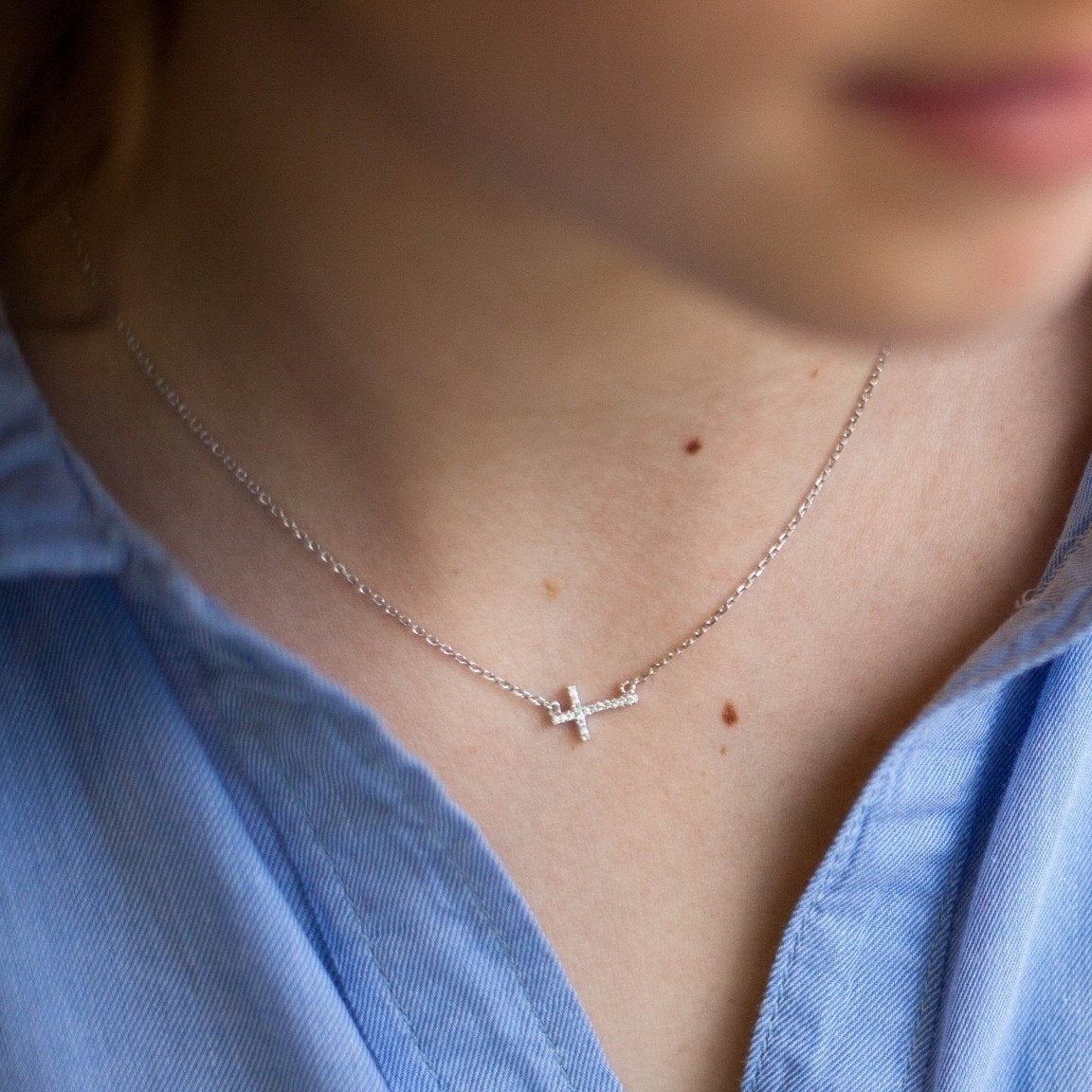 Collier avec croix sertie de zircons en argent