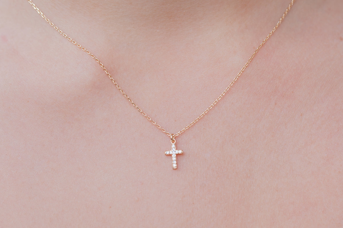 Collier Croix nacre blanche et plaqué or | Tous saints | Gemmes & Vous Collier Croix nacre blanche et plaqué or | Tous saints | Gemmes & Vous