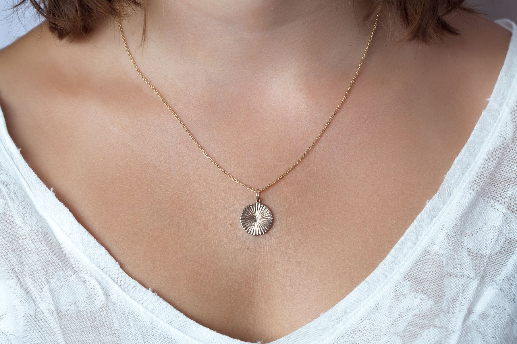 Collier médaille soleil plaqué or