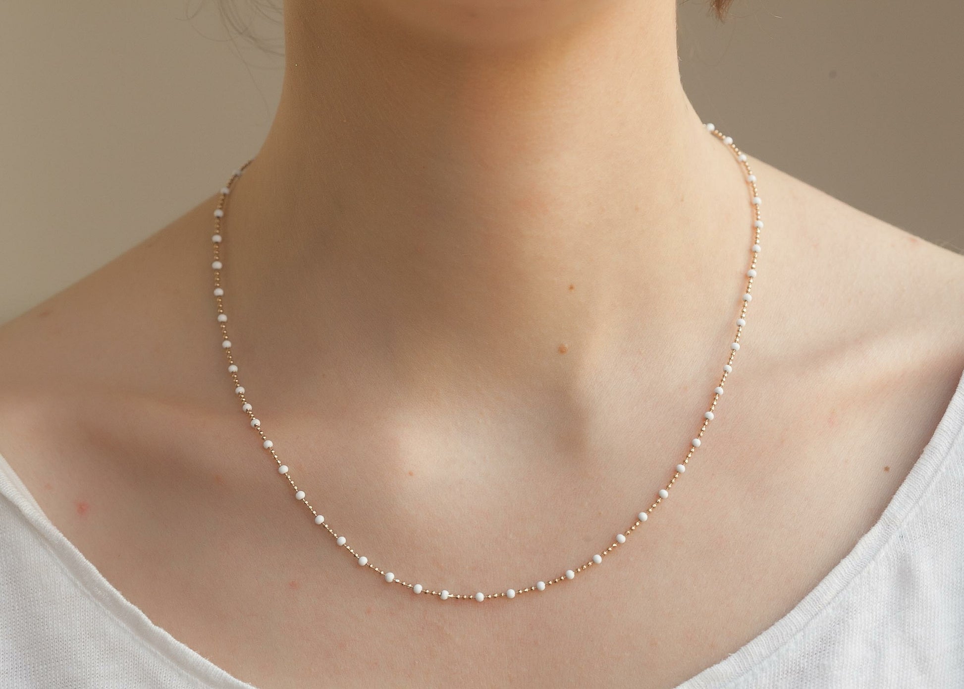 collier mini perles blanches or