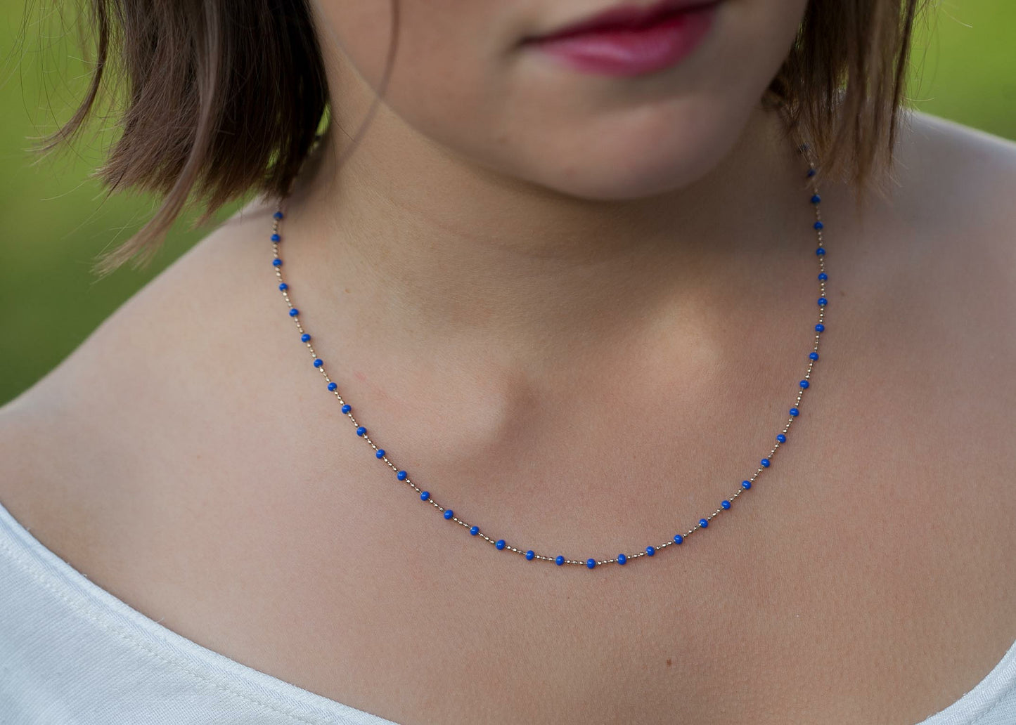 Collier chaîne et mini perles bleues plaqué or