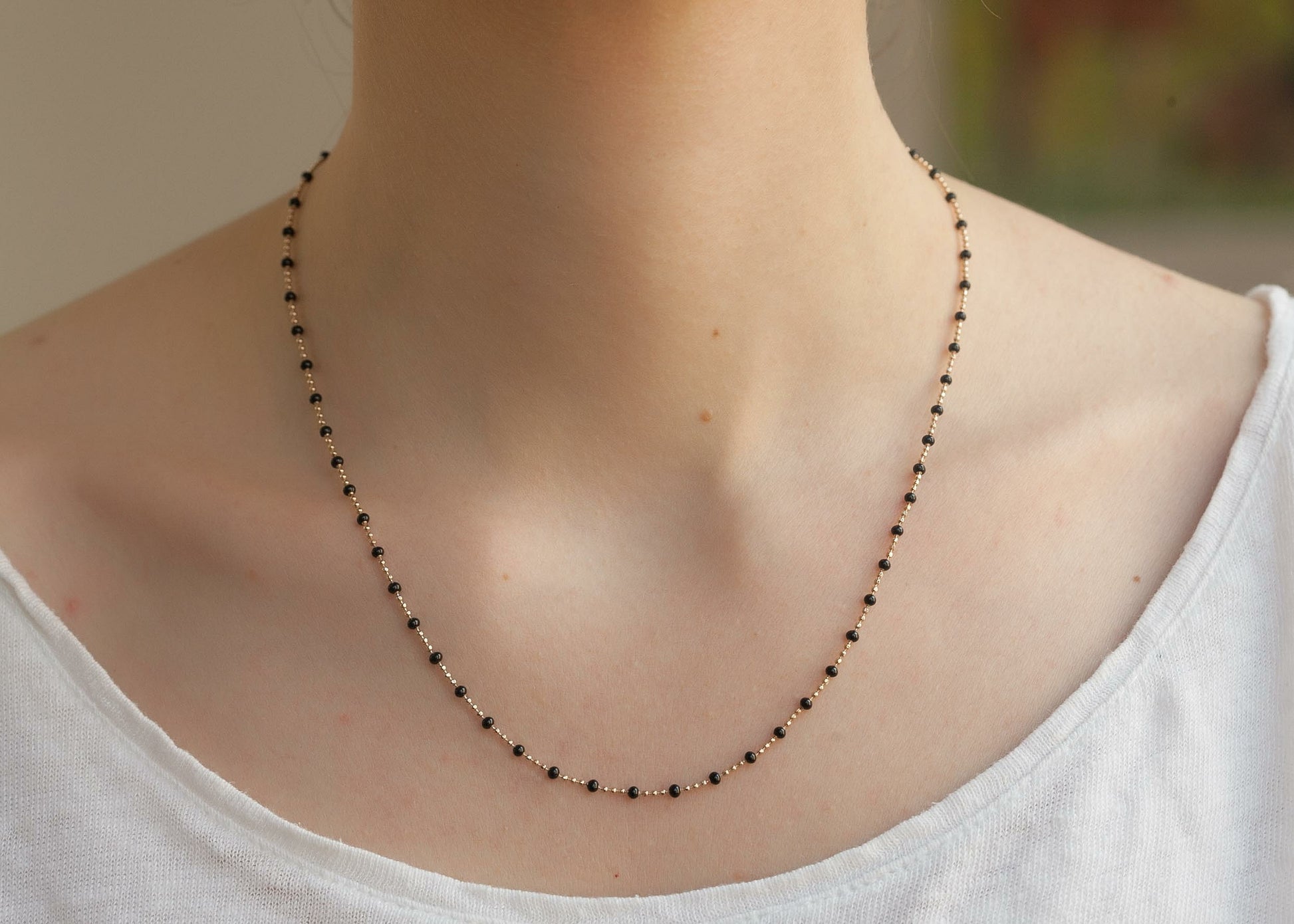 Collier chaîne et mini perles noires plaqué or – Elise et moi