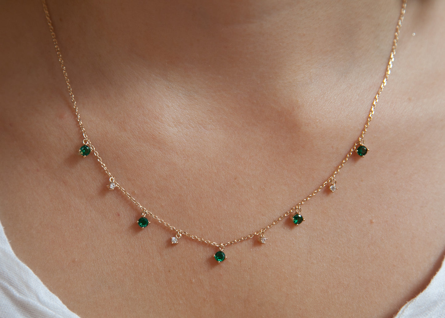 Collier pampilles serti de zircons verts plaqué or