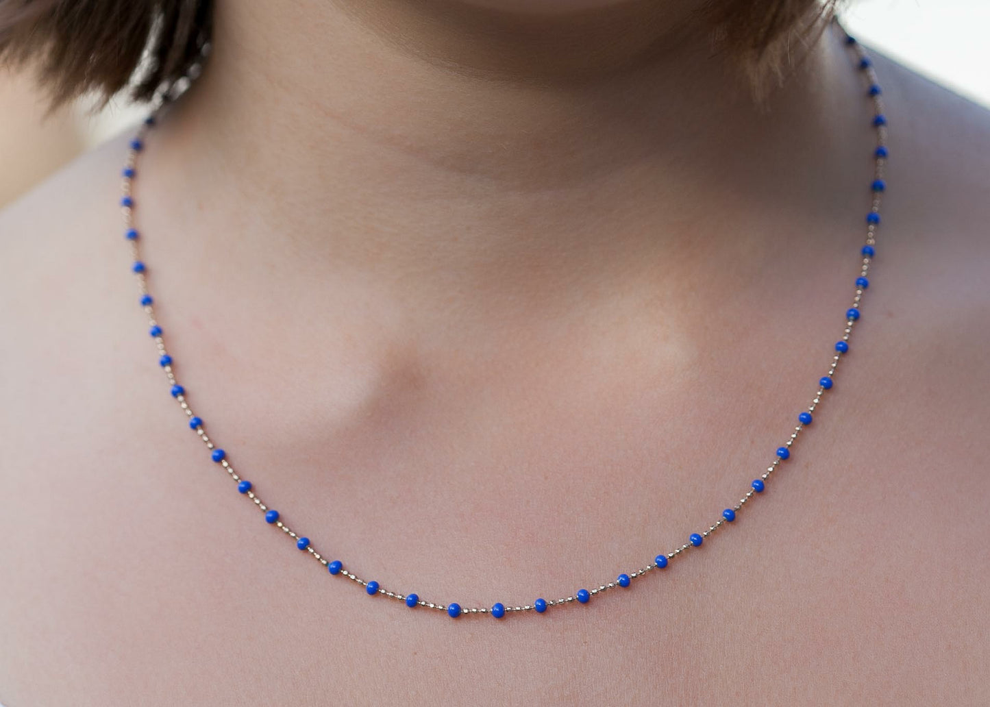 Collier chaîne et mini perles bleues plaqué or