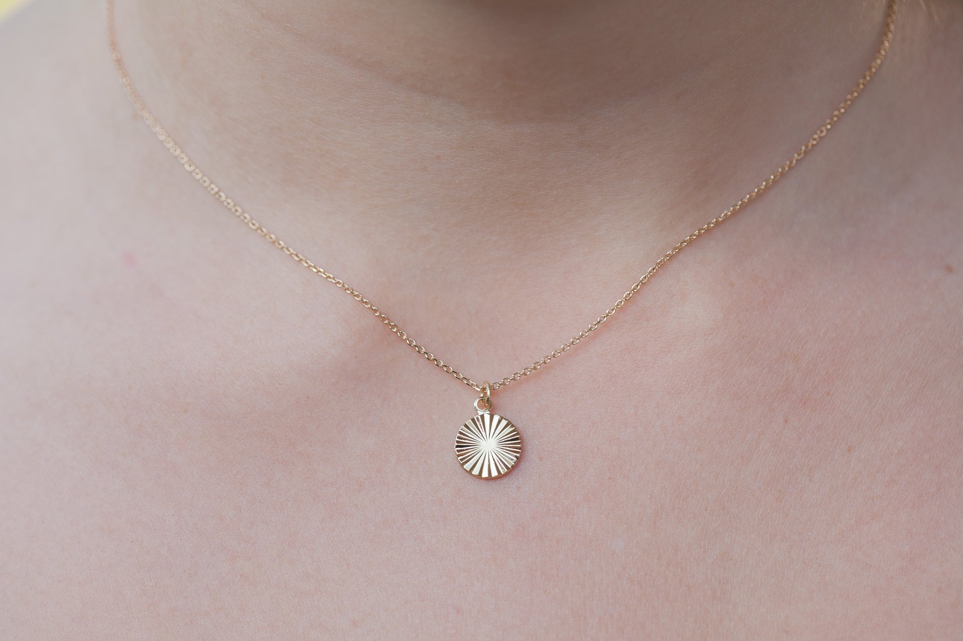 Collier pastille soleil plaqué or