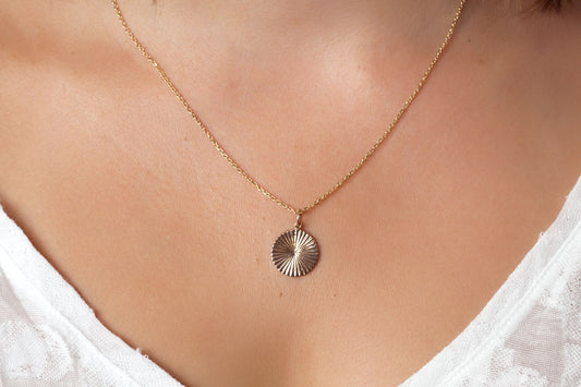 Collier médaille soleil plaqué or