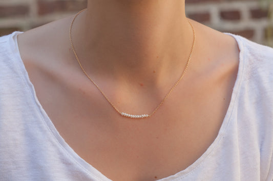 Collier fin et perles blanches plaqué or