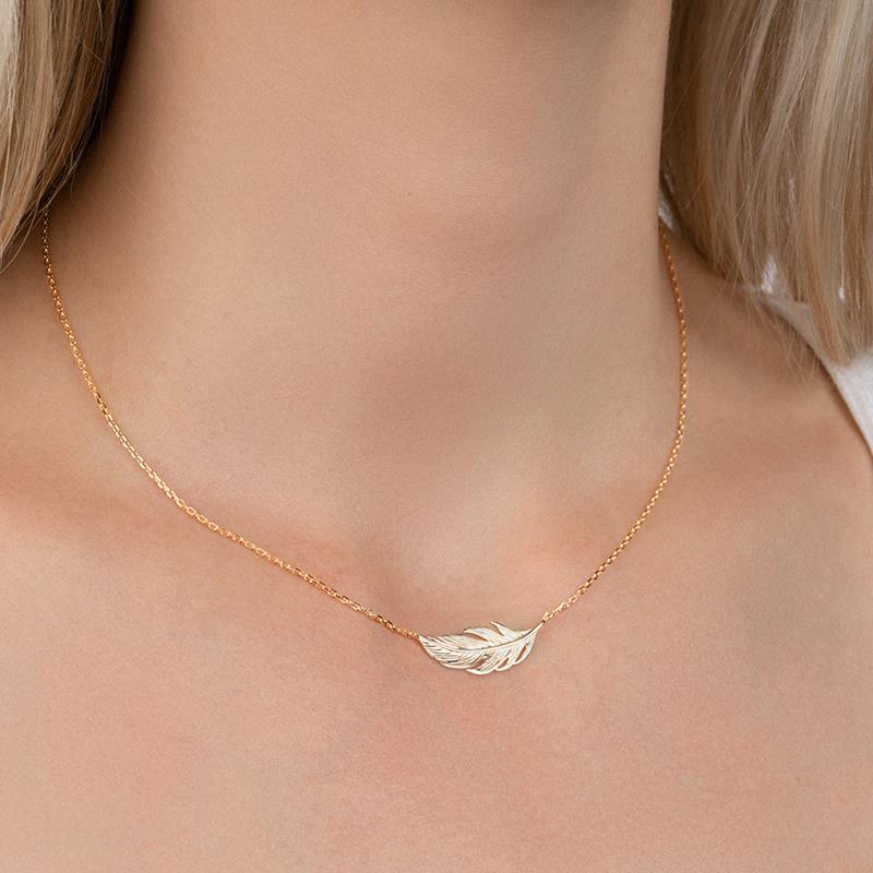 Collier avec plume d'oiseau plaqué or