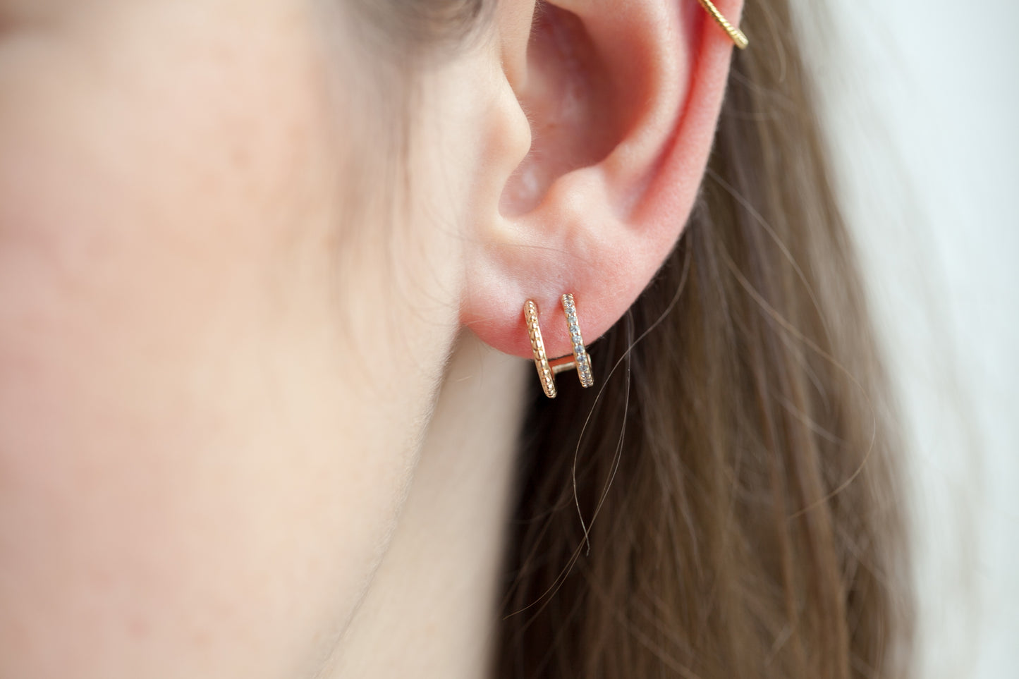 Boucles d'oreilles créoles doubles serties de zircons plaqué or