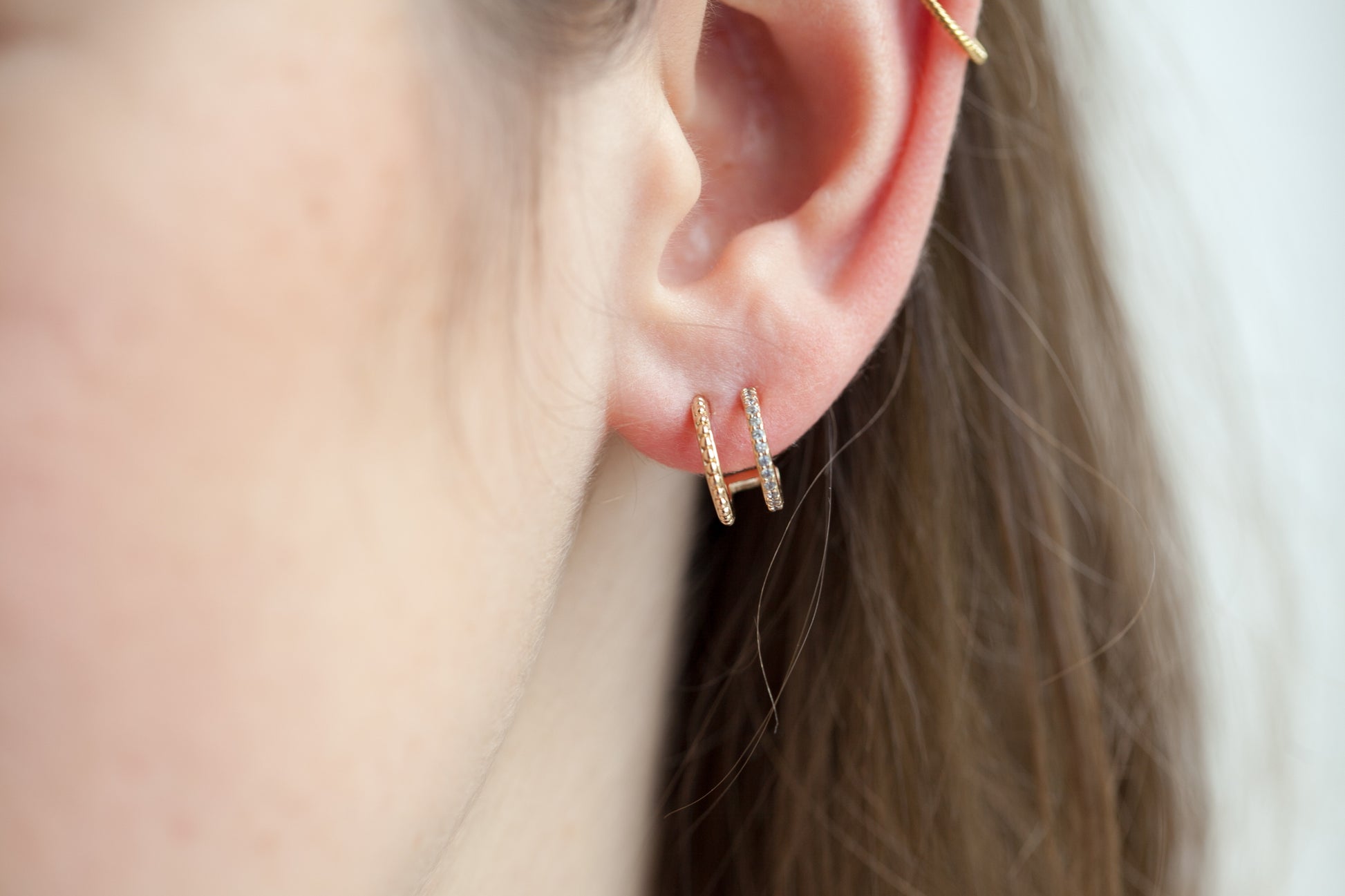 Boucles d'oreilles créoles doubles serties de zircons plaqué or