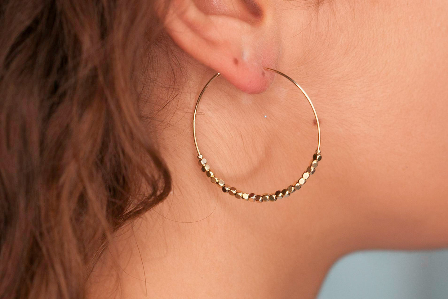 Boucles d'oreilles créoles et perles plaqué or