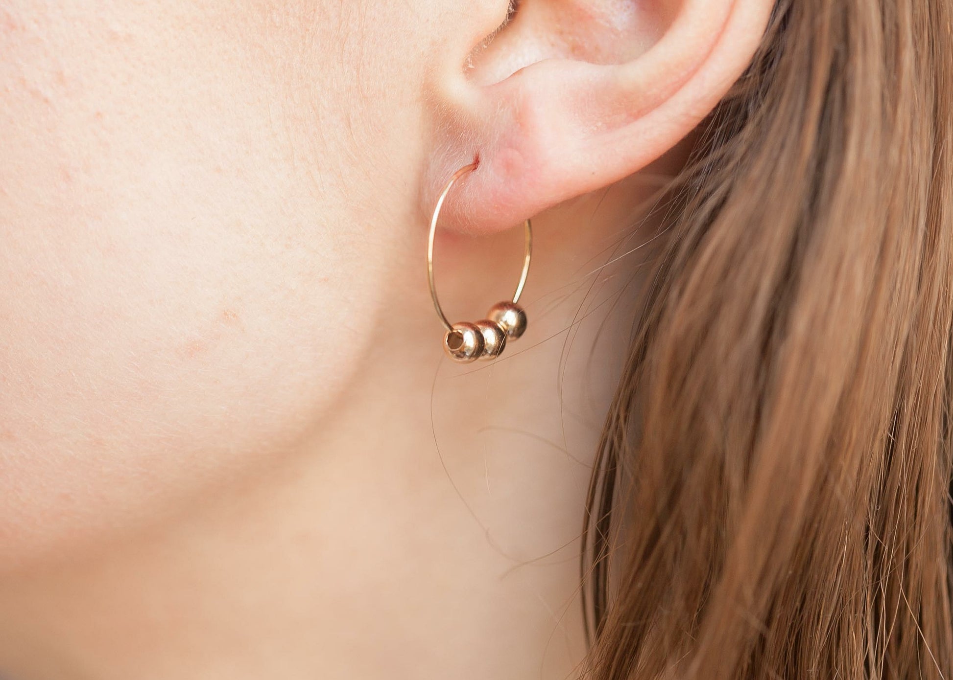 Boucles d'oreilles créoles 3 perles plaqué or 16 carats